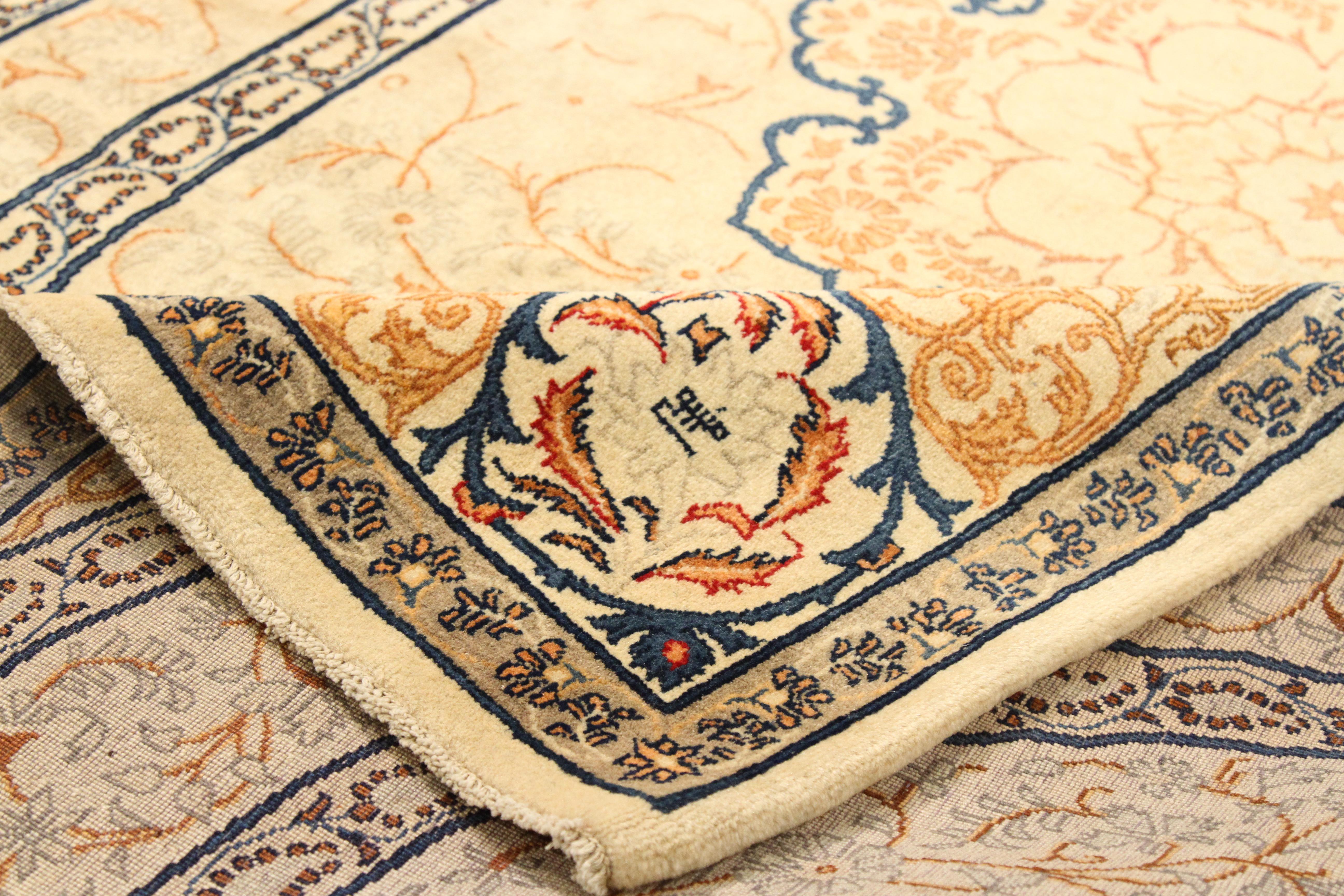 Antique Handmade Persian Rug Kashan Design In Excellent Condition For Sale In Dallas, TX