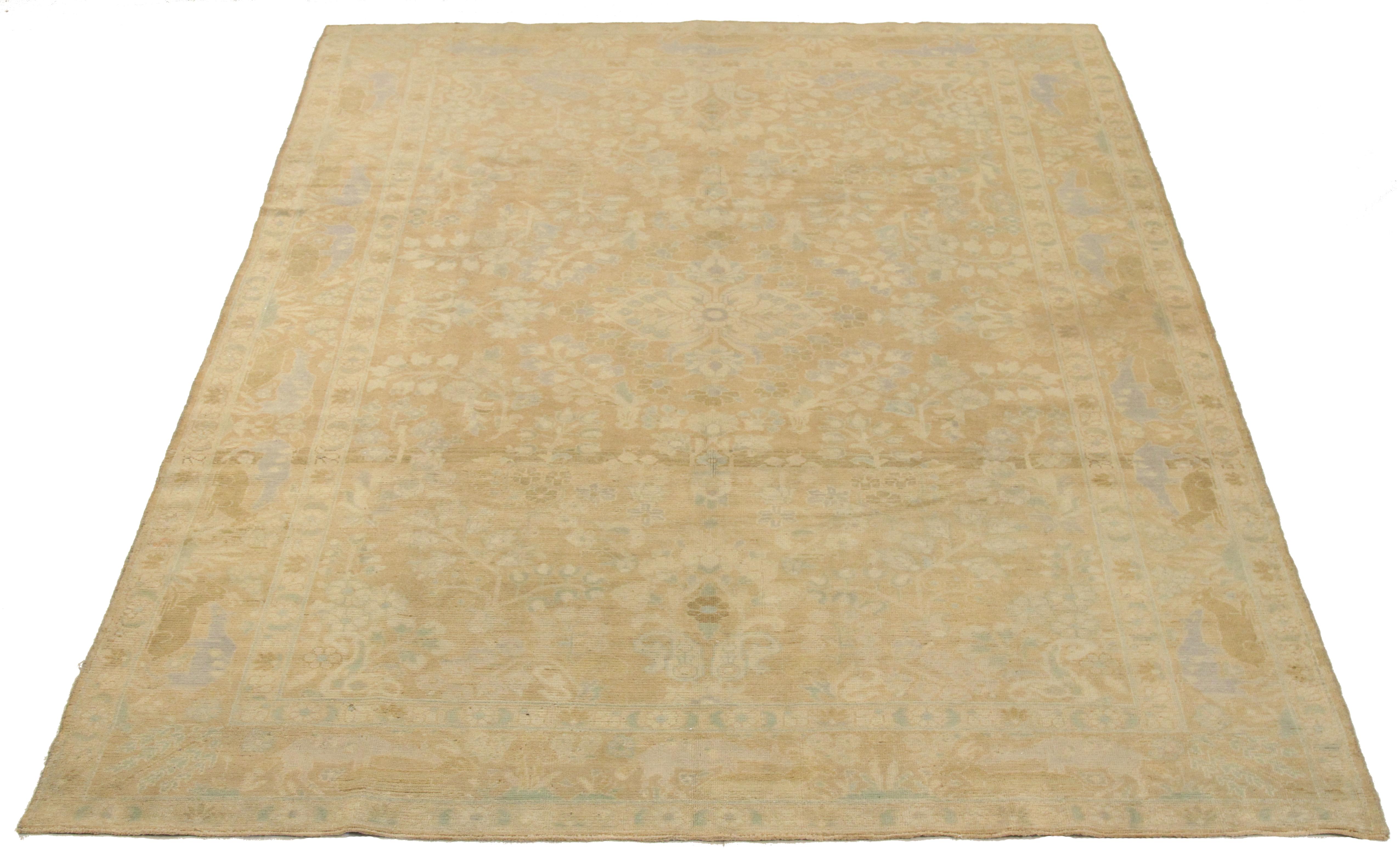 Tapis persan ancien tissé à la main, fabriqué en laine fine et avec des teintures végétales entièrement naturelles, sans danger pour les personnes et les animaux domestiques. Il présente un tissage traditionnel Malayer décrivant des motifs 