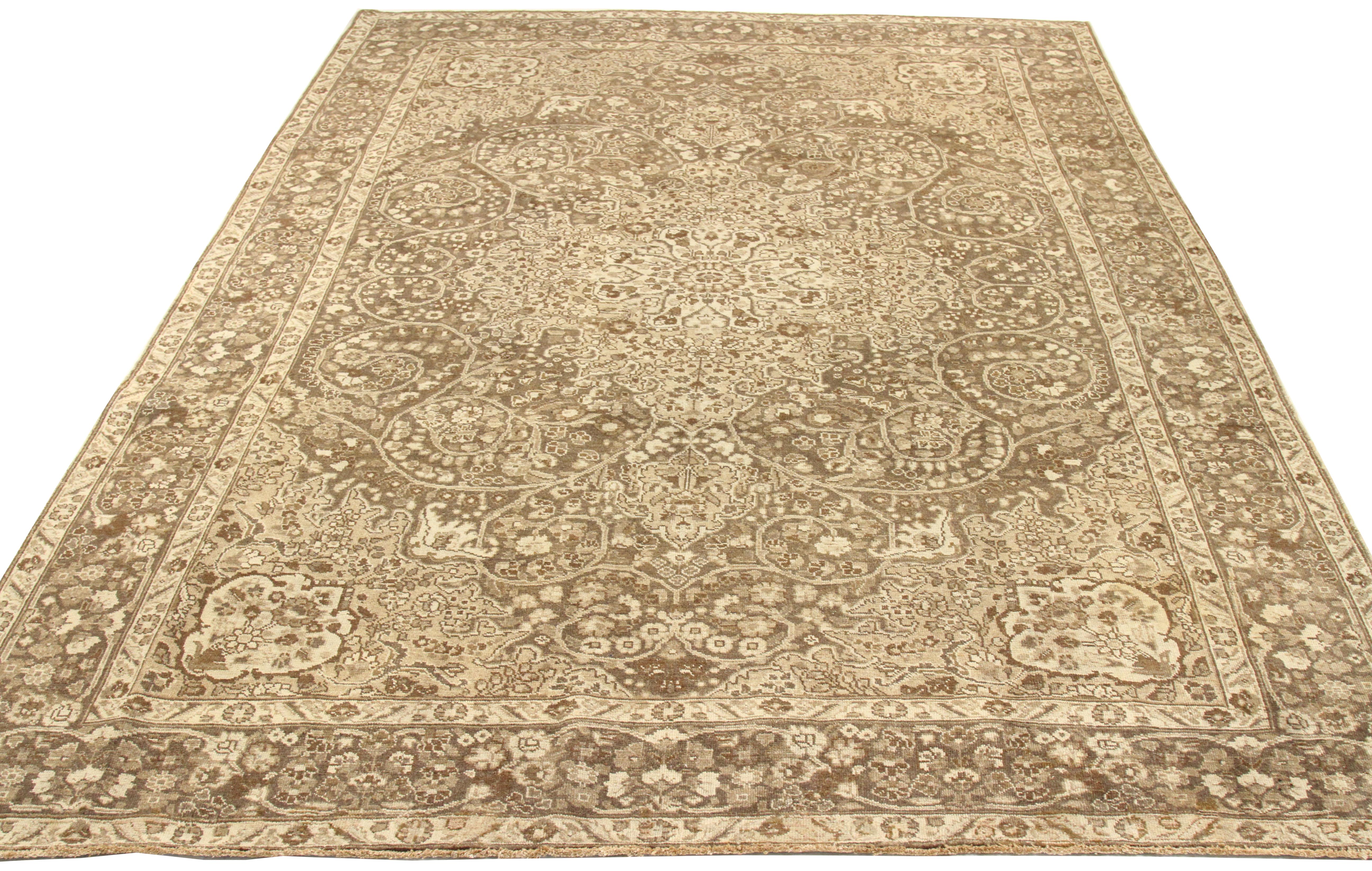 Tapis persan ancien du milieu du 20e siècle tissé à la main, fabriqué en laine fine et avec des teintures végétales entièrement naturelles, sans danger pour les personnes et les animaux domestiques. Il s'agit d'un tissage traditionnel de Tabriz