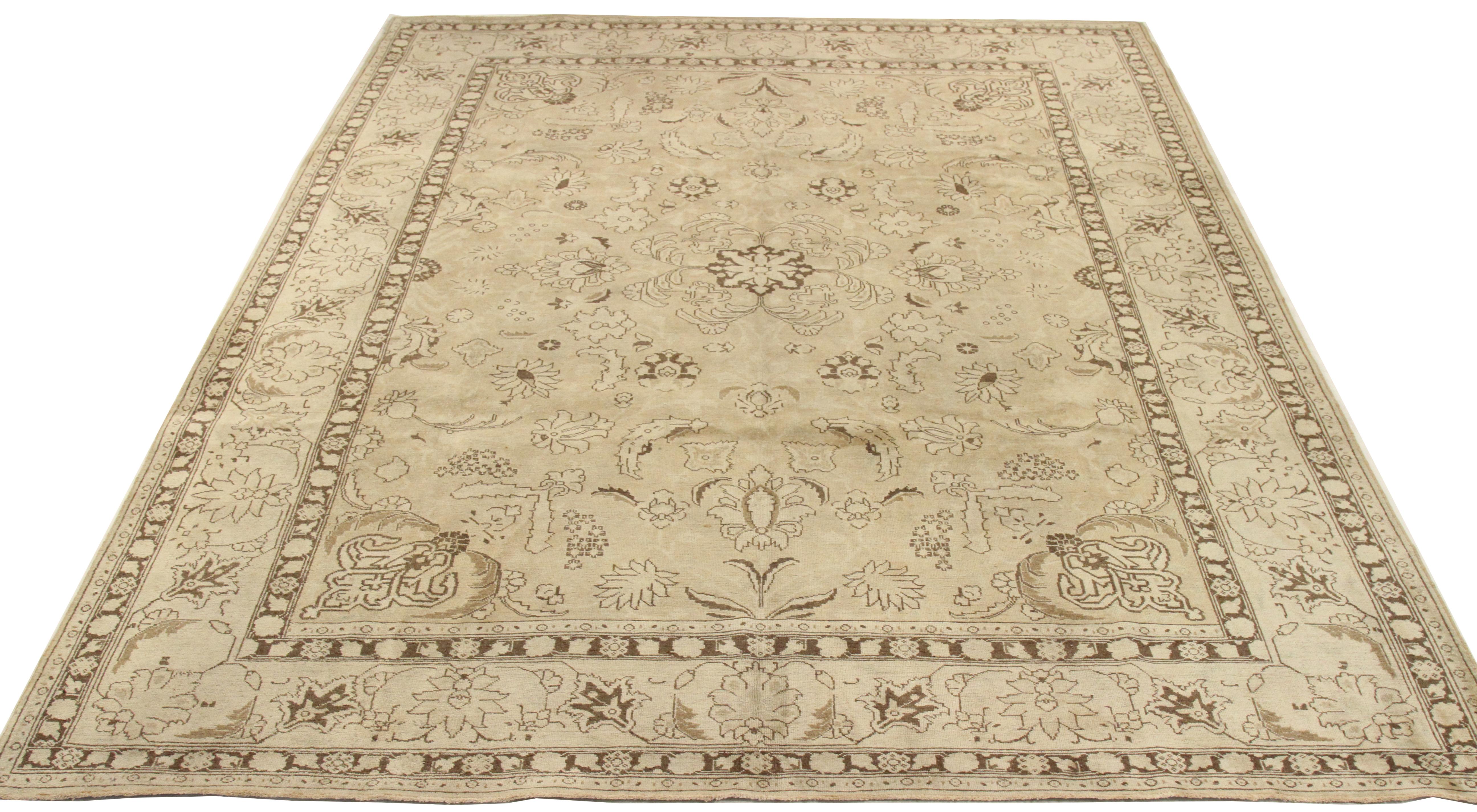 Tapis persan ancien du milieu du 20e siècle tissé à la main, fabriqué en laine fine et avec des teintures végétales entièrement naturelles, sans danger pour les personnes et les animaux domestiques. Il s'agit d'un tissage traditionnel de Tabriz