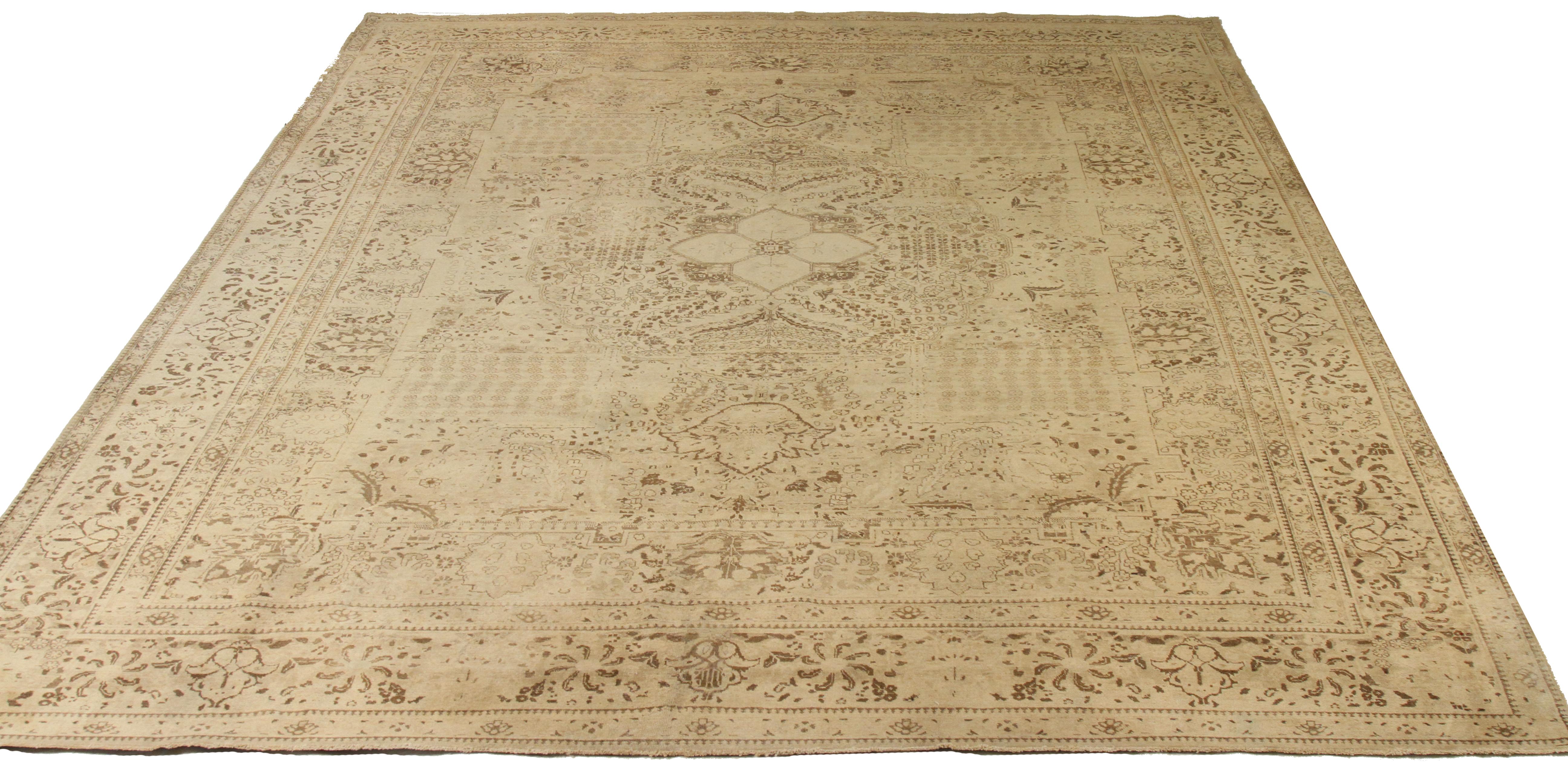 Tapis persan ancien, tissé à la main, datant du milieu du 20e siècle, fabriqué à partir de laine fine et de teintures végétales entièrement naturelles, sans danger pour les personnes et les animaux domestiques. Il s'agit d'un tissage traditionnel de