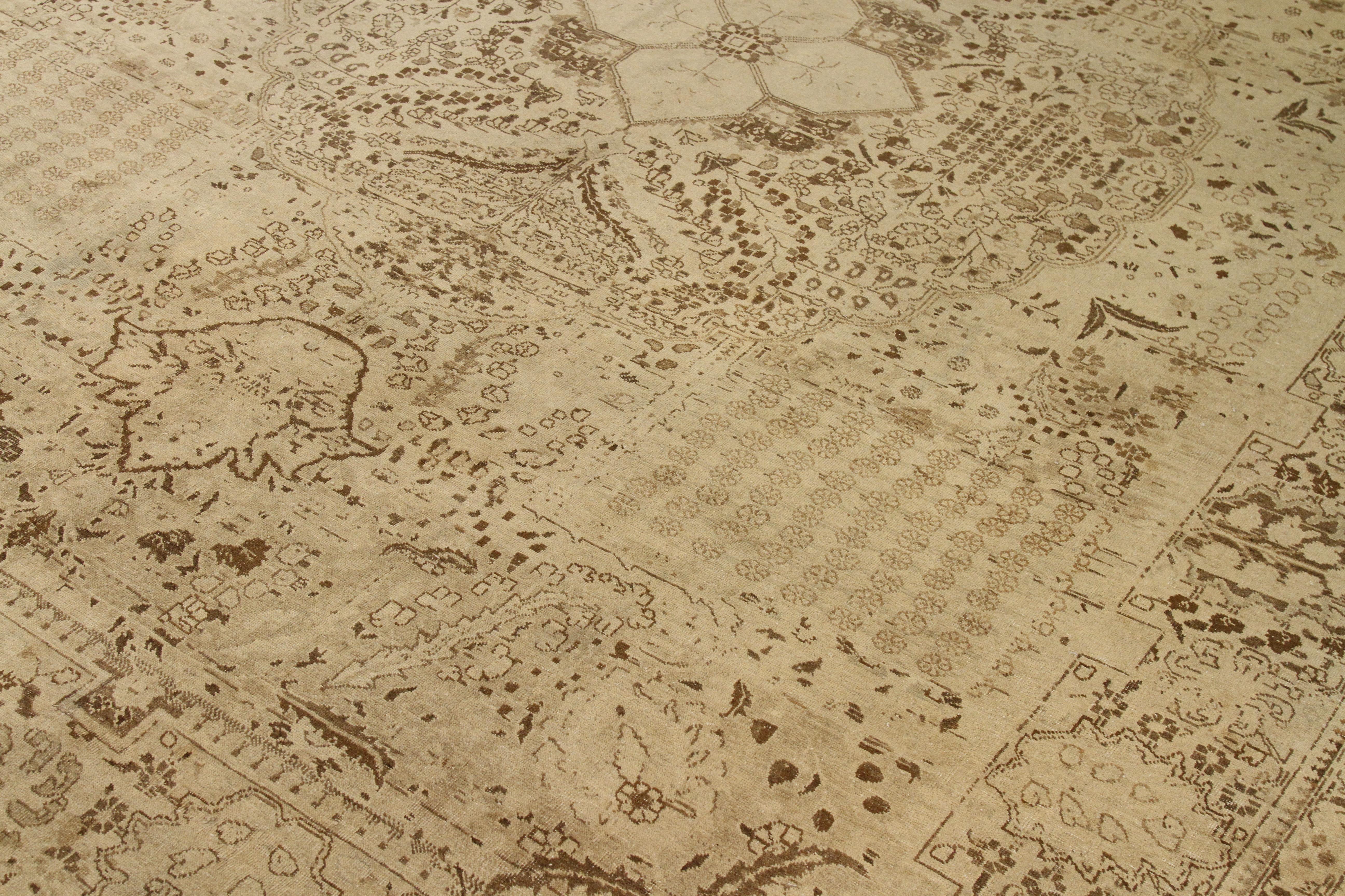 Perse Tapis persan ancien fait à la main Tabriz Design en vente