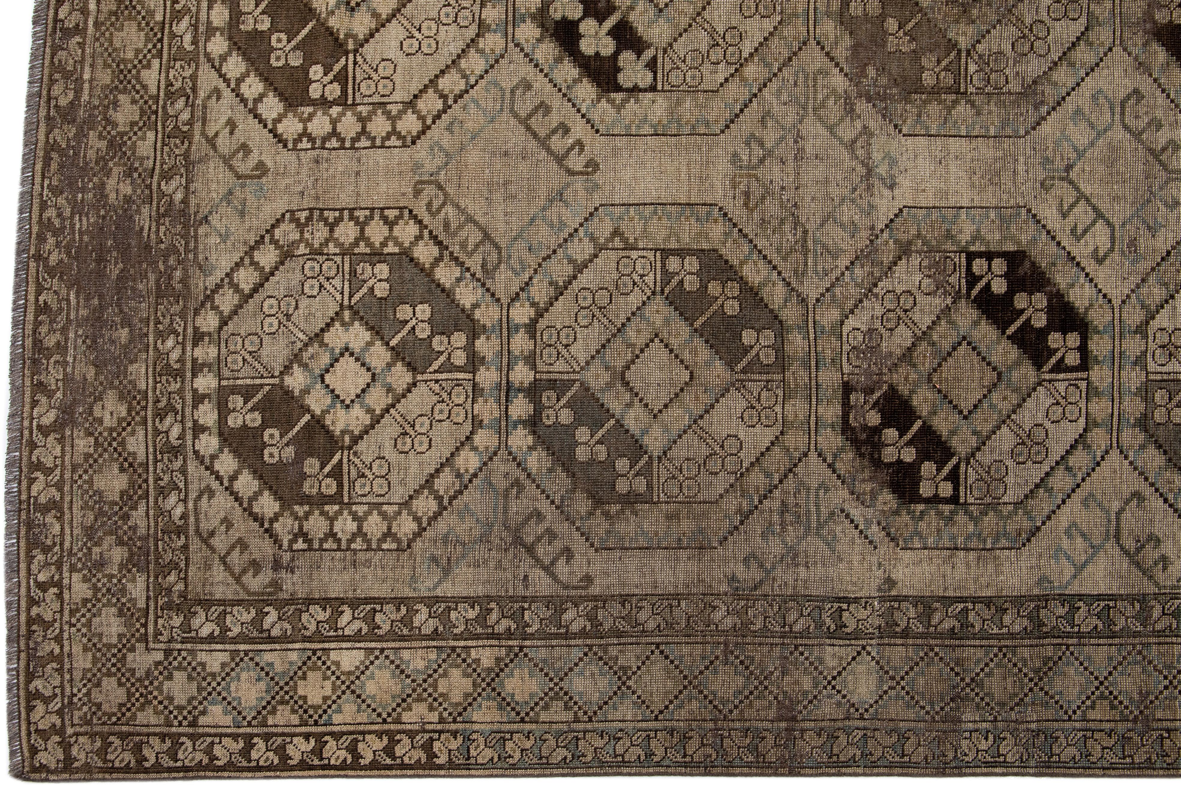 Antiker handgefertigter persischer Turkmen-Wollteppich mit geometrischem Motiv in Hellbraun (Islamisch) im Angebot