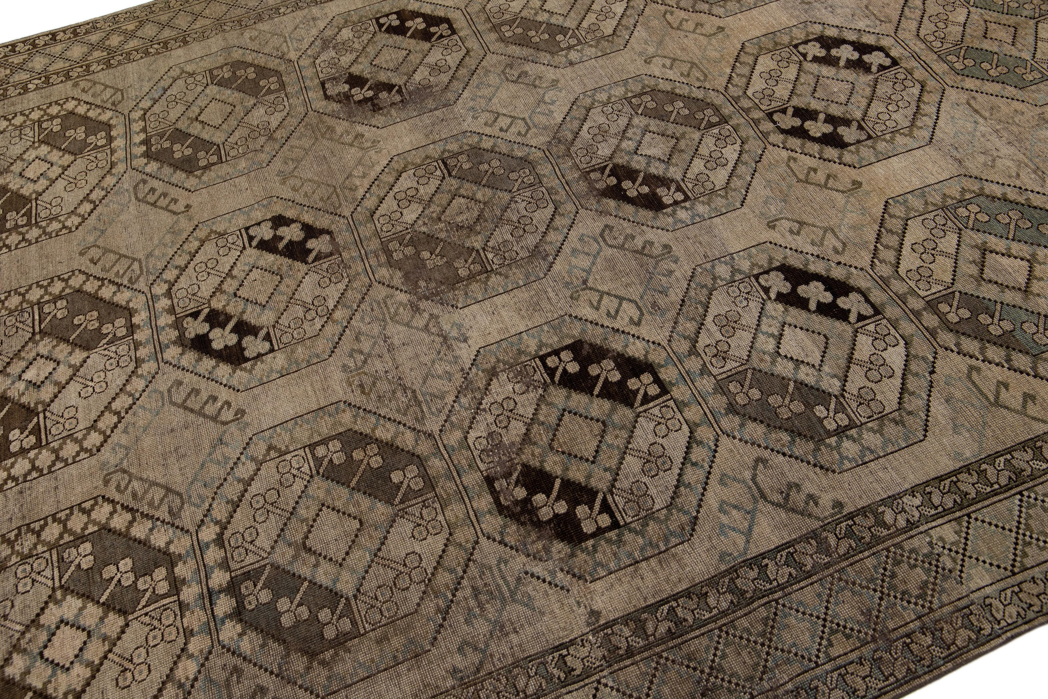 Antiker handgefertigter persischer Turkmen-Wollteppich mit geometrischem Motiv in Hellbraun (Persisch) im Angebot