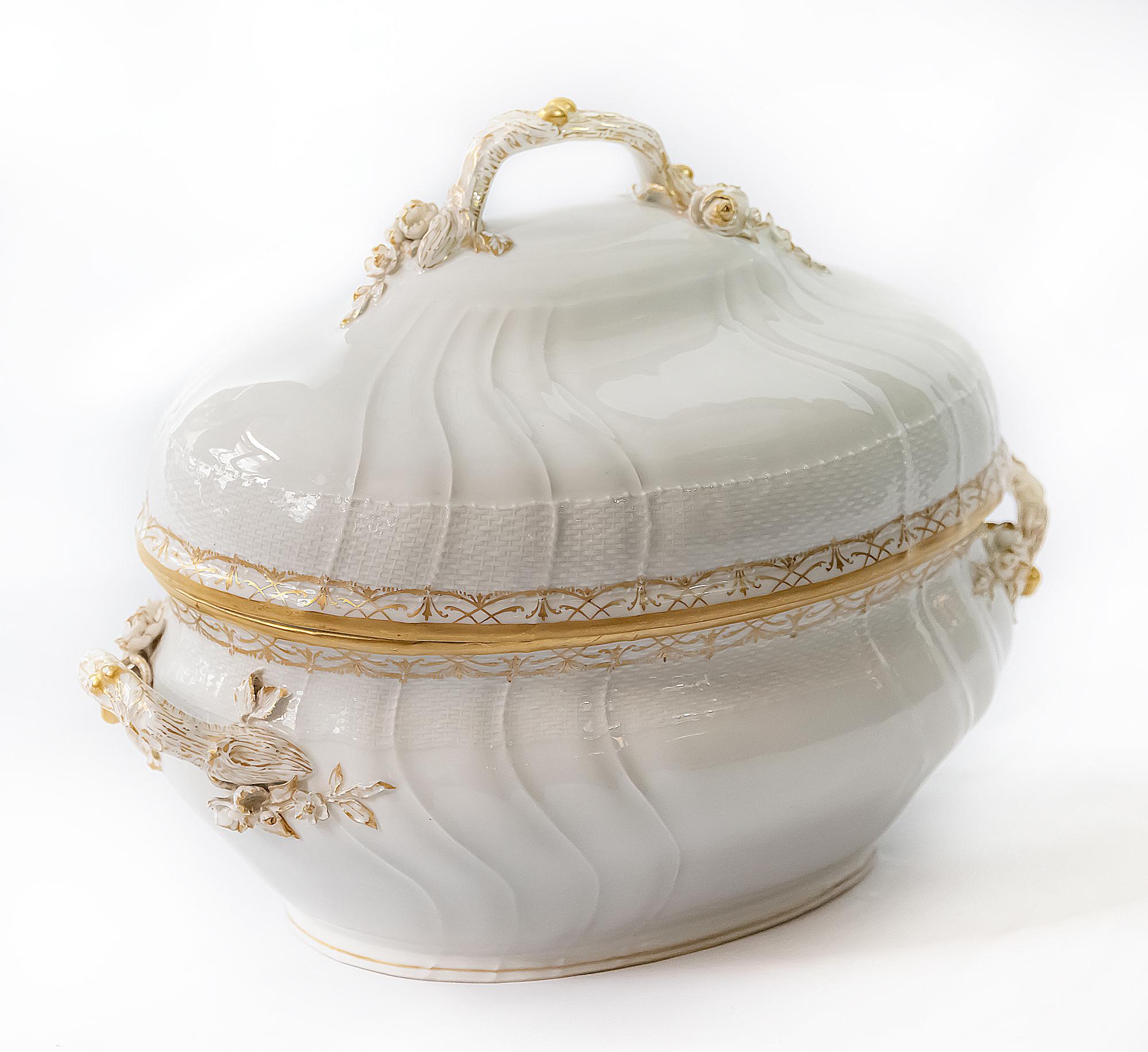 L'ancienne soupière ovale en porcelaine KPM est fabriquée à la main avec une surface glacée ornée de reliefs.
Il est peint à la main avec de l'or et décoré de bouquets de fleurs moulés sur les poignées.
Dimensions : 38 x 25x (H)29 cm.