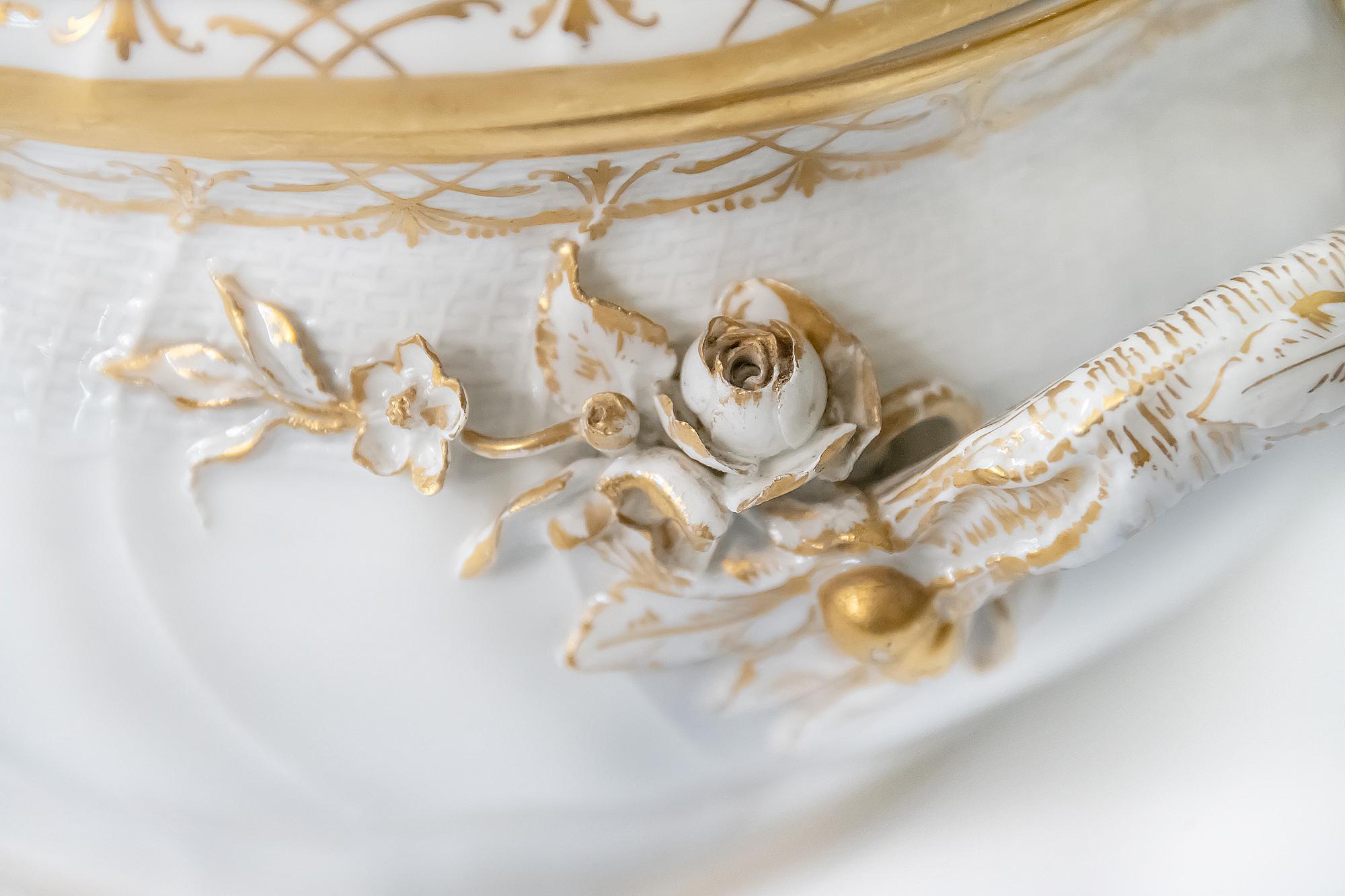 Sopera de porcelana antigua hecha a mano por KPM siglo XX en venta