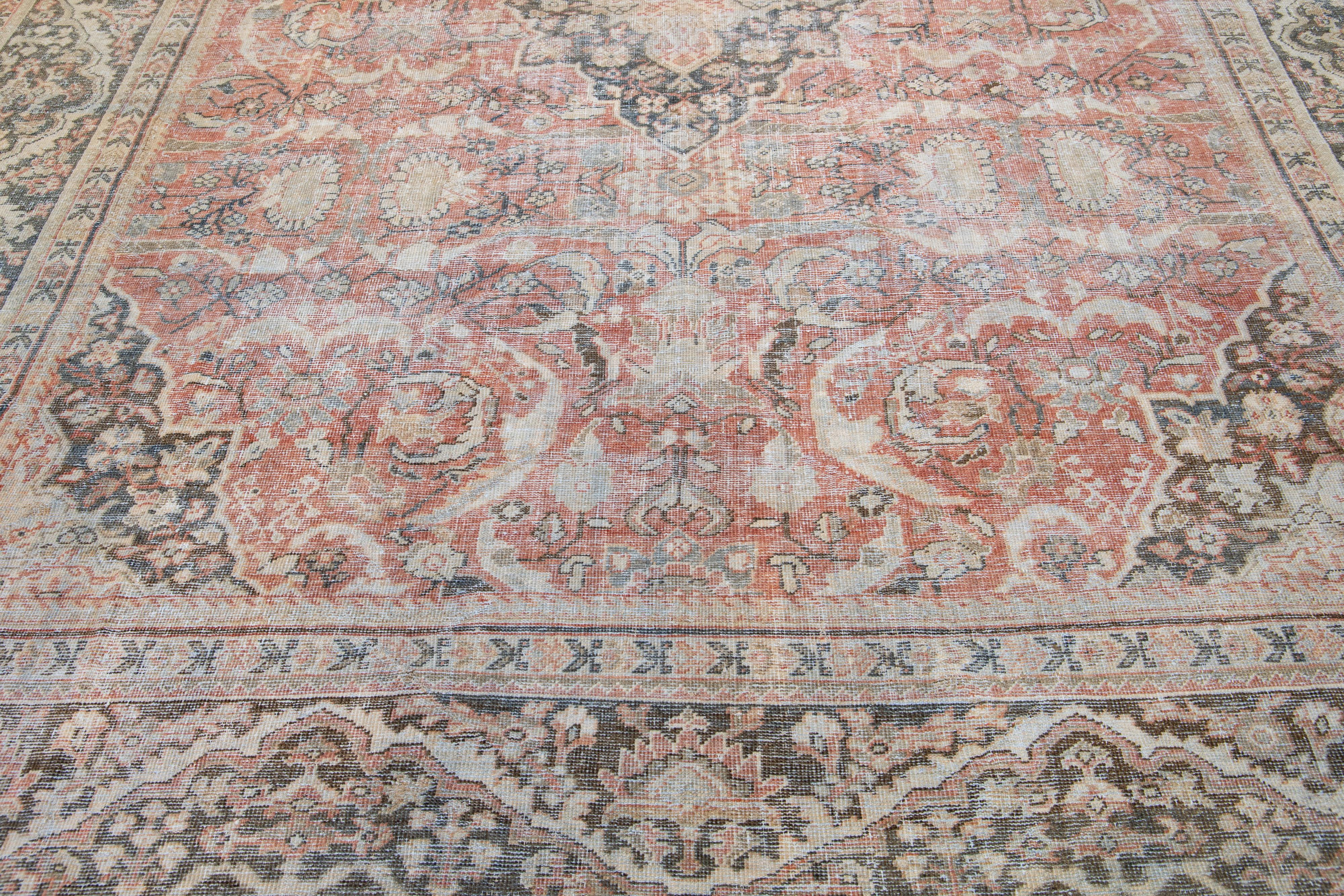 Ancien tapis persan Mahal en laine rouge fait à la main avec motif de médaillon Bon état - En vente à Norwalk, CT