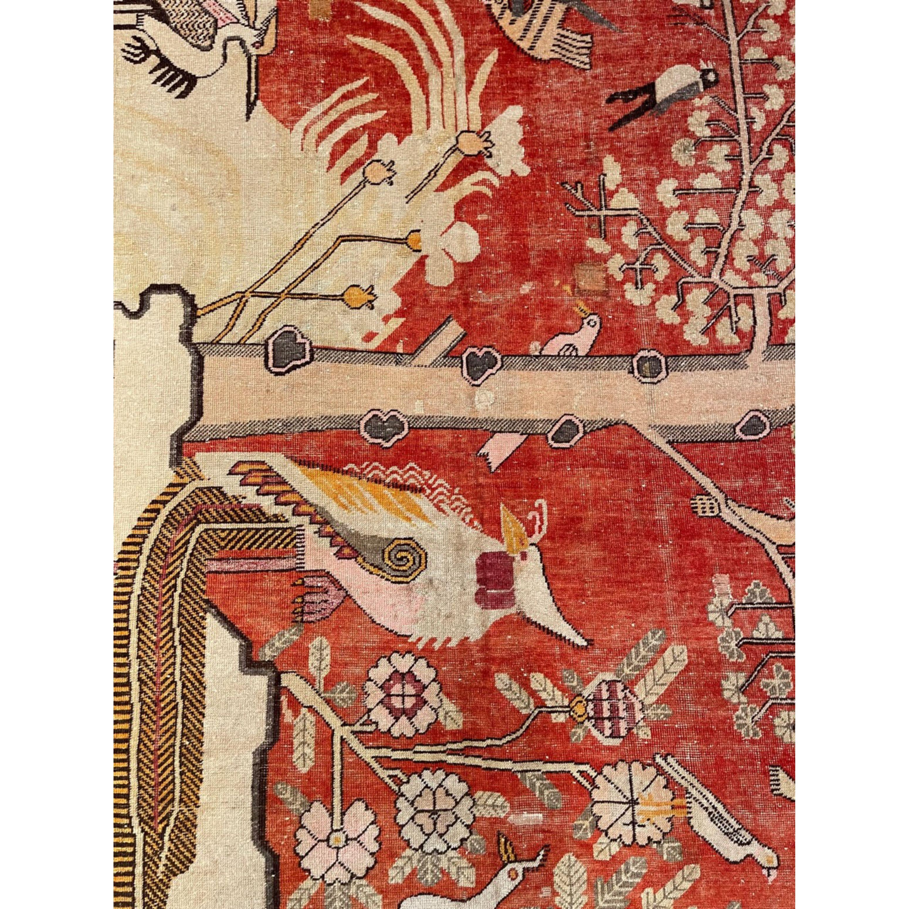 Tapis anciens de Samarcande : L'oasis désertique de Khotan était une étape importante sur la route de la soie. Les habitants de Khotan étaient des noueurs de tapis experts qui produisaient des tapis anciens de grande qualité pour le commerce