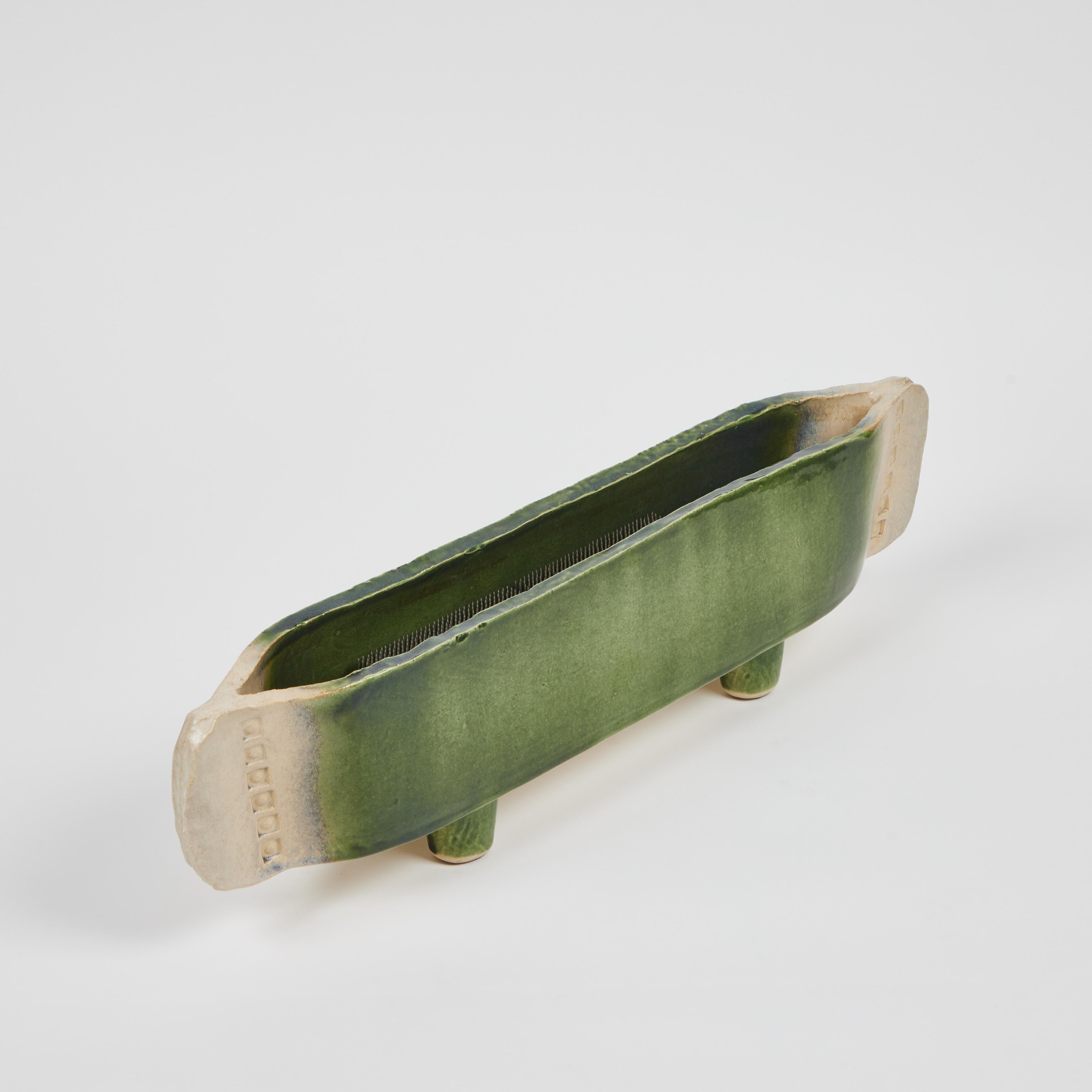 Wir denken, dass dieses antike Ikebana-Keramikgefäß (um 1920) hervorragend ist! Es ist handgefertigt aus ausgewalzten Tonplatten und in eine fantastische lange und schöne Fußgefäß mit Stempel Akzentuierung an den Enden, kommt mit dem ursprünglichen