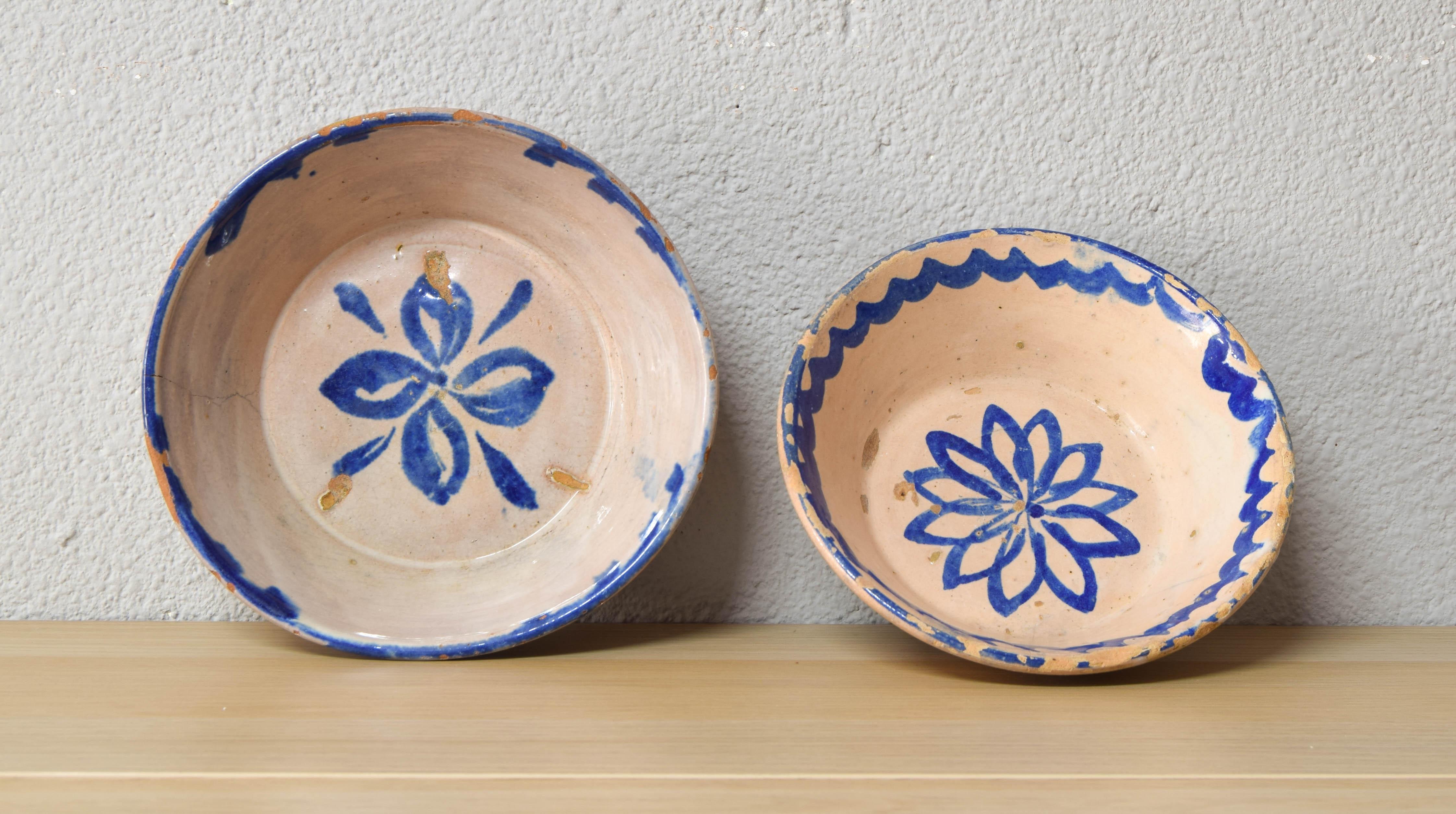 Set of two decorative blue and white glazed terracotta ceramic bowls Spanish Fajalauza from the 19th century made and hand painted.
Fajalauza is a style that originates in the 16th century in the Albaicín neighborhood of Granada, known for its mix
