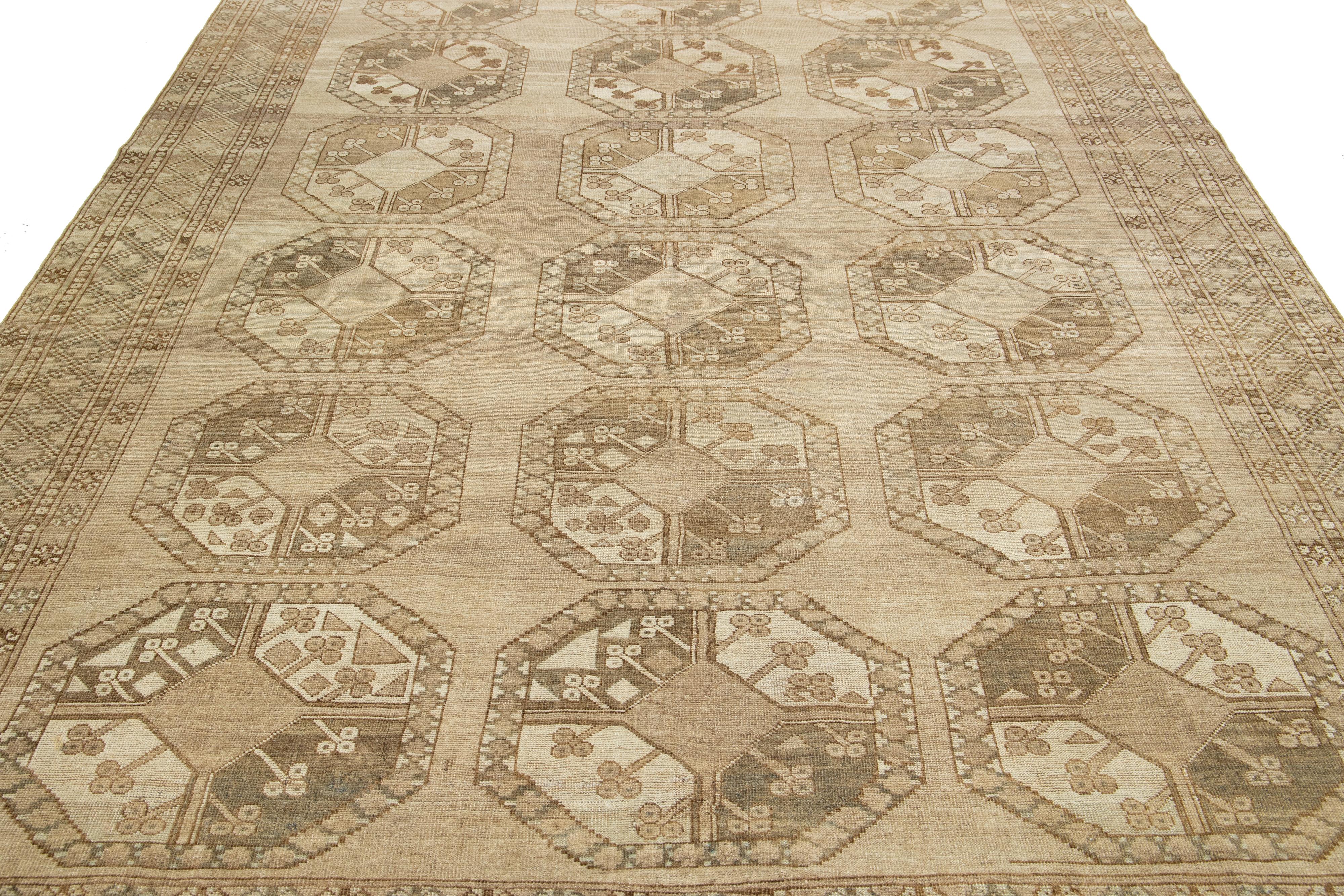Antiker handgefertigter Turkmenischer Wollteppich mit Gul-Muster in Beige im Angebot 2