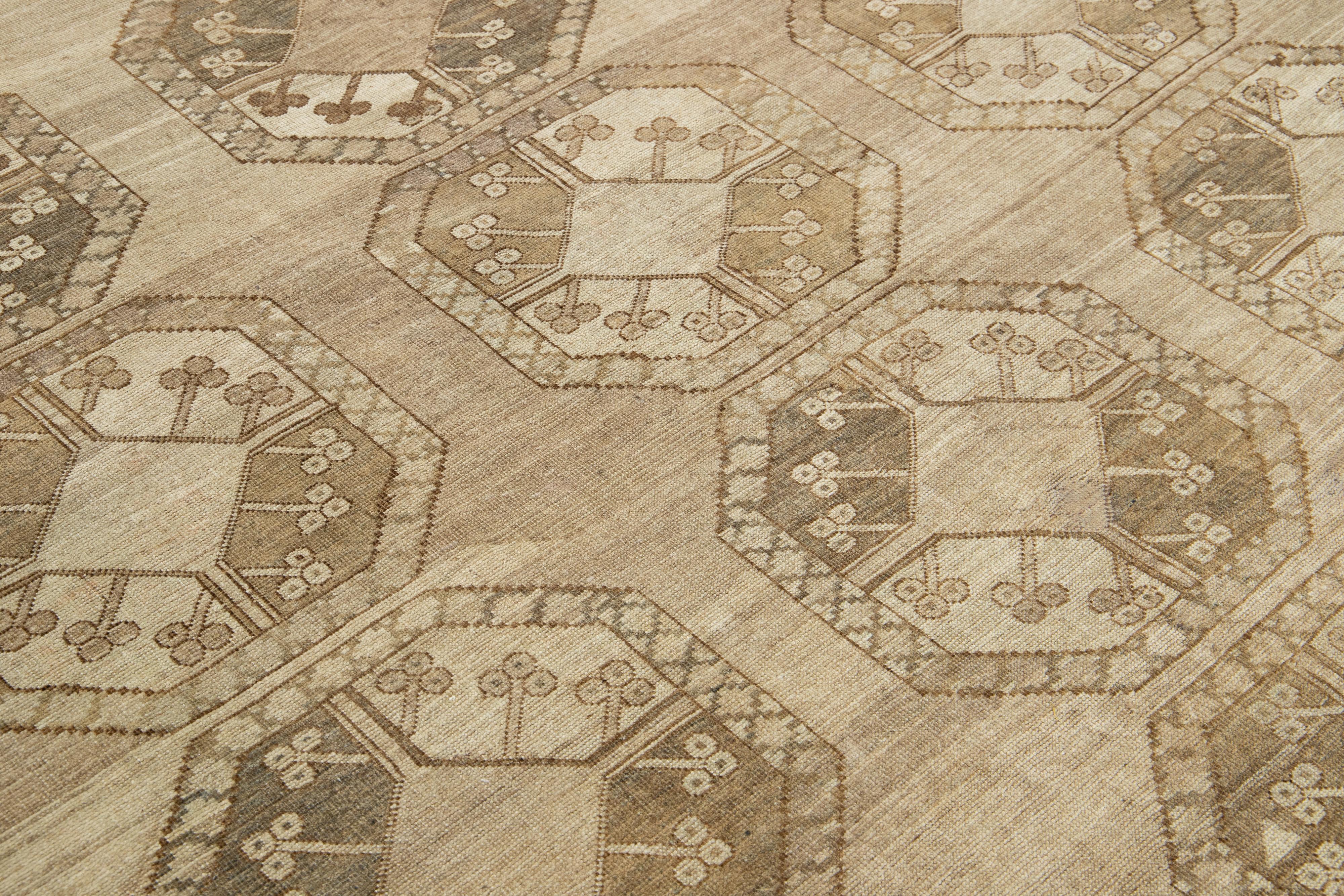 Antiker handgefertigter Turkmenischer Wollteppich mit Gul-Muster in Beige im Angebot 3