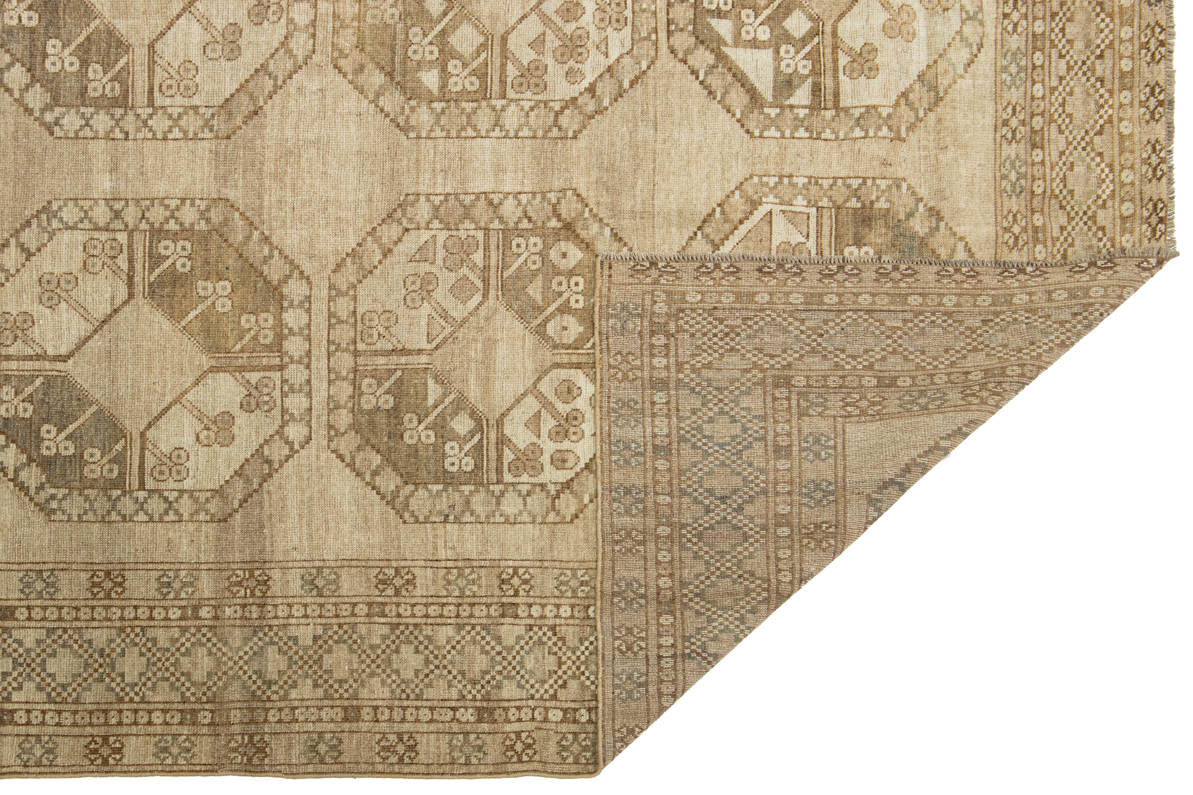 Antiker handgefertigter Turkmenischer Wollteppich mit Gul-Muster in Beige (Islamisch) im Angebot