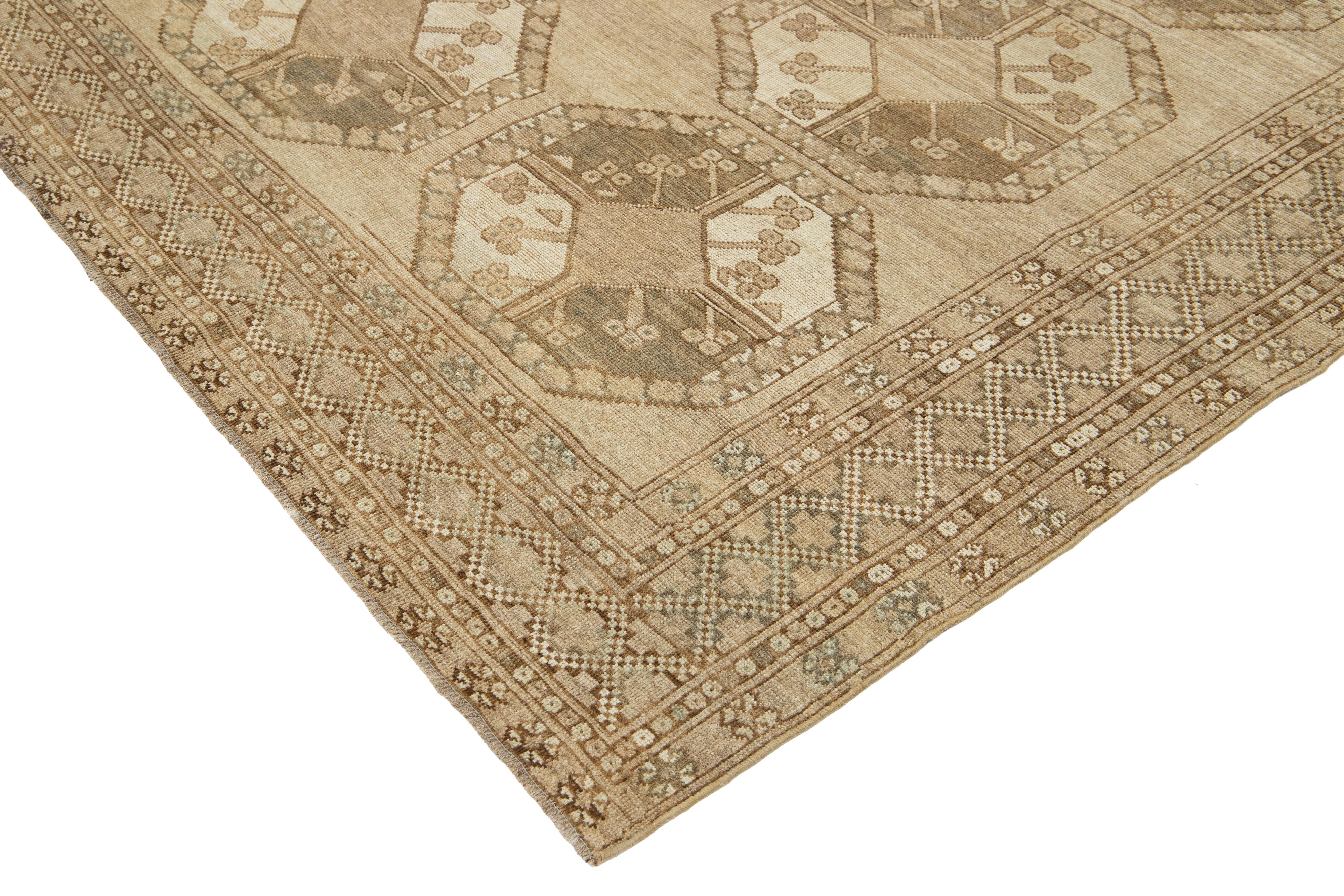 Antiker handgefertigter Turkmenischer Wollteppich mit Gul-Muster in Beige (Persisch) im Angebot