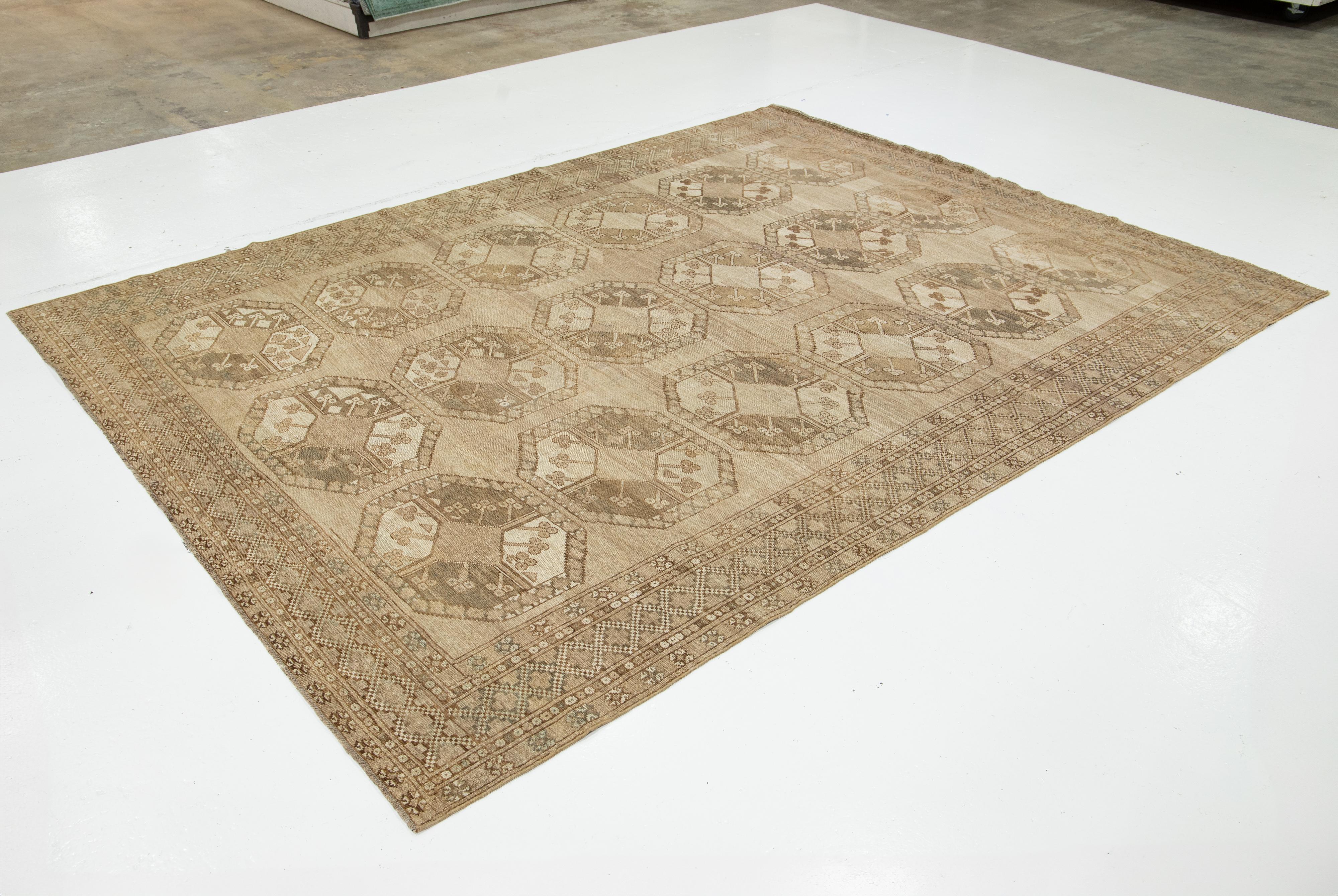 Antiker handgefertigter Turkmenischer Wollteppich mit Gul-Muster in Beige (Handgeknüpft) im Angebot