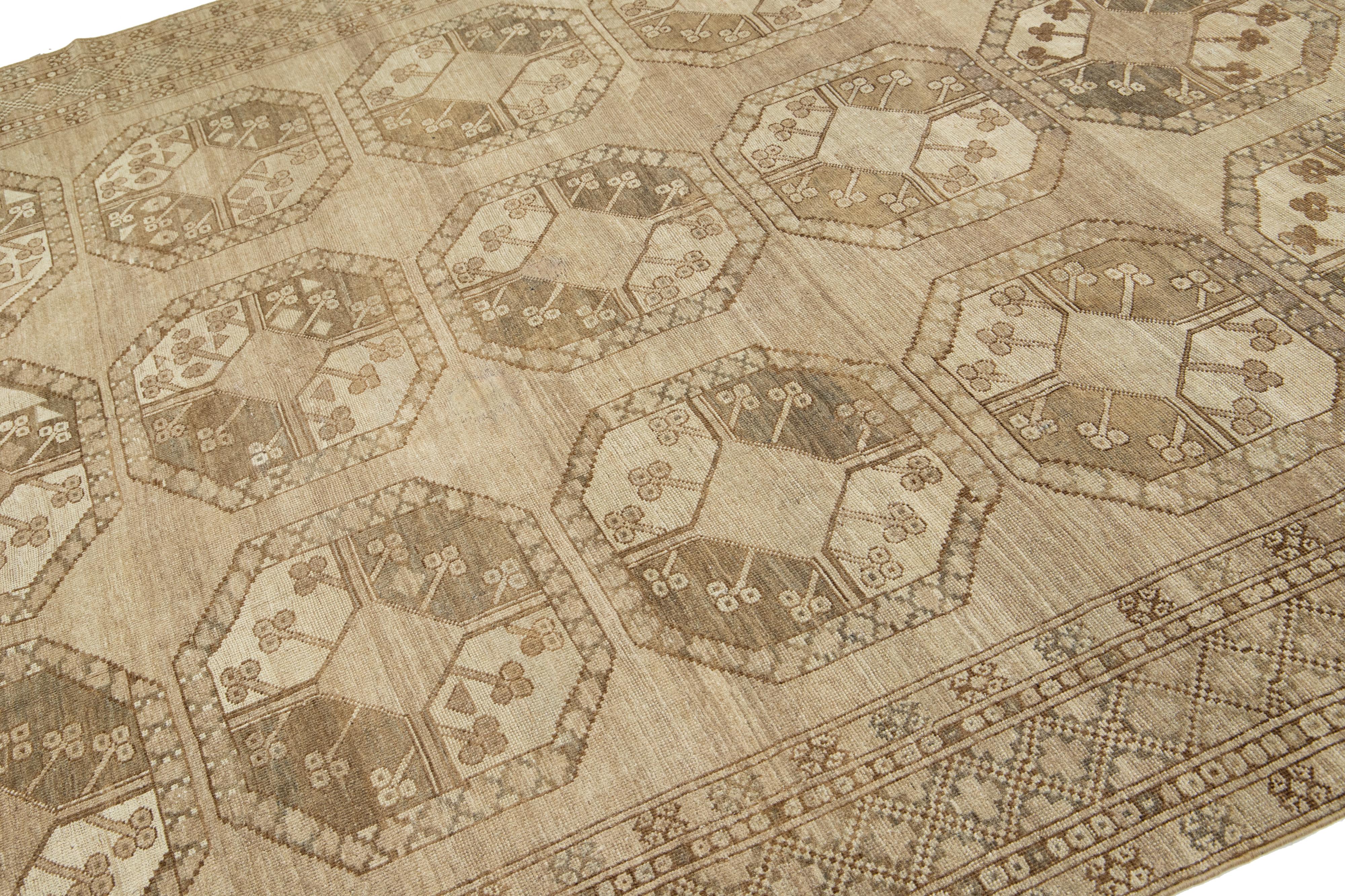 Antiker handgefertigter Turkmenischer Wollteppich mit Gul-Muster in Beige im Zustand „Hervorragend“ im Angebot in Norwalk, CT