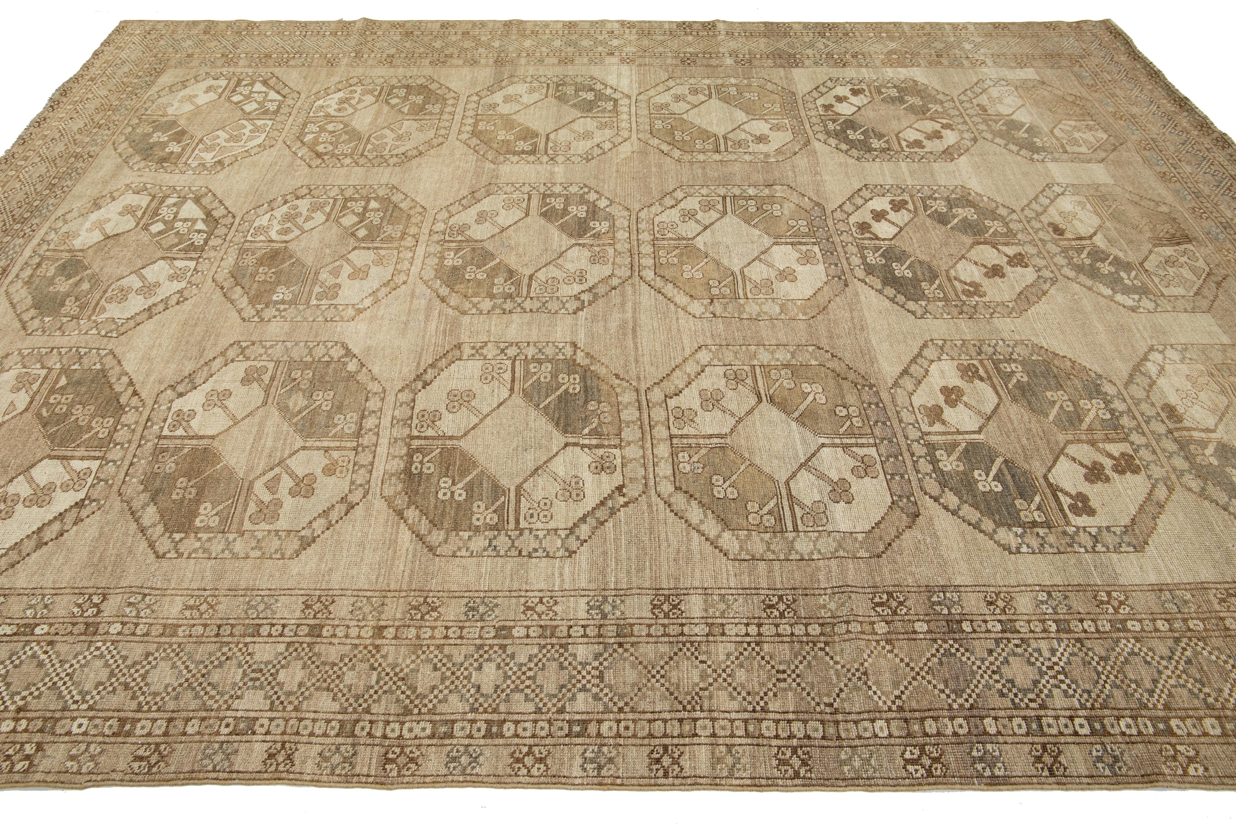 Antiker handgefertigter Turkmenischer Wollteppich mit Gul-Muster in Beige (20. Jahrhundert) im Angebot