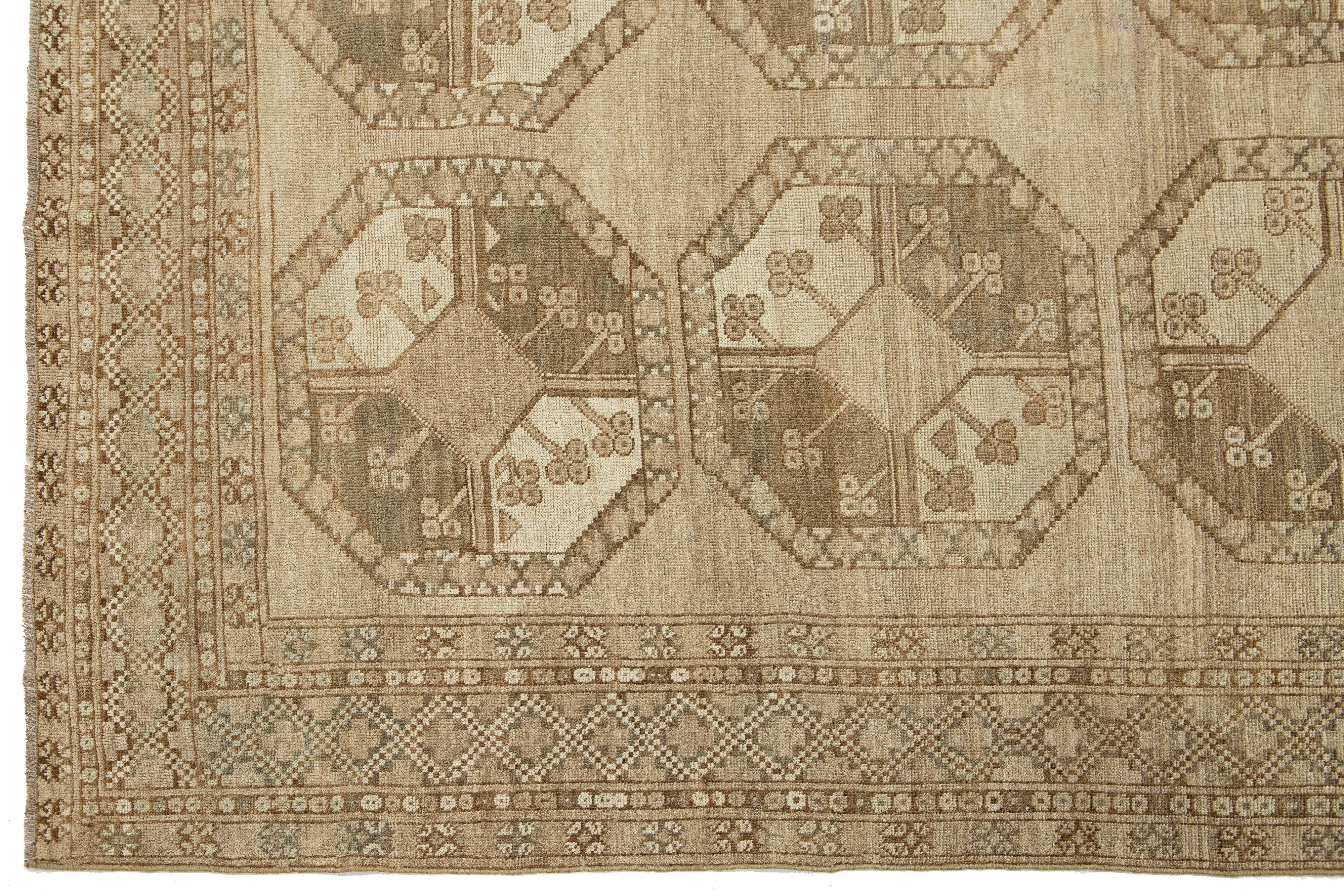 Antiker handgefertigter Turkmenischer Wollteppich mit Gul-Muster in Beige im Angebot 1