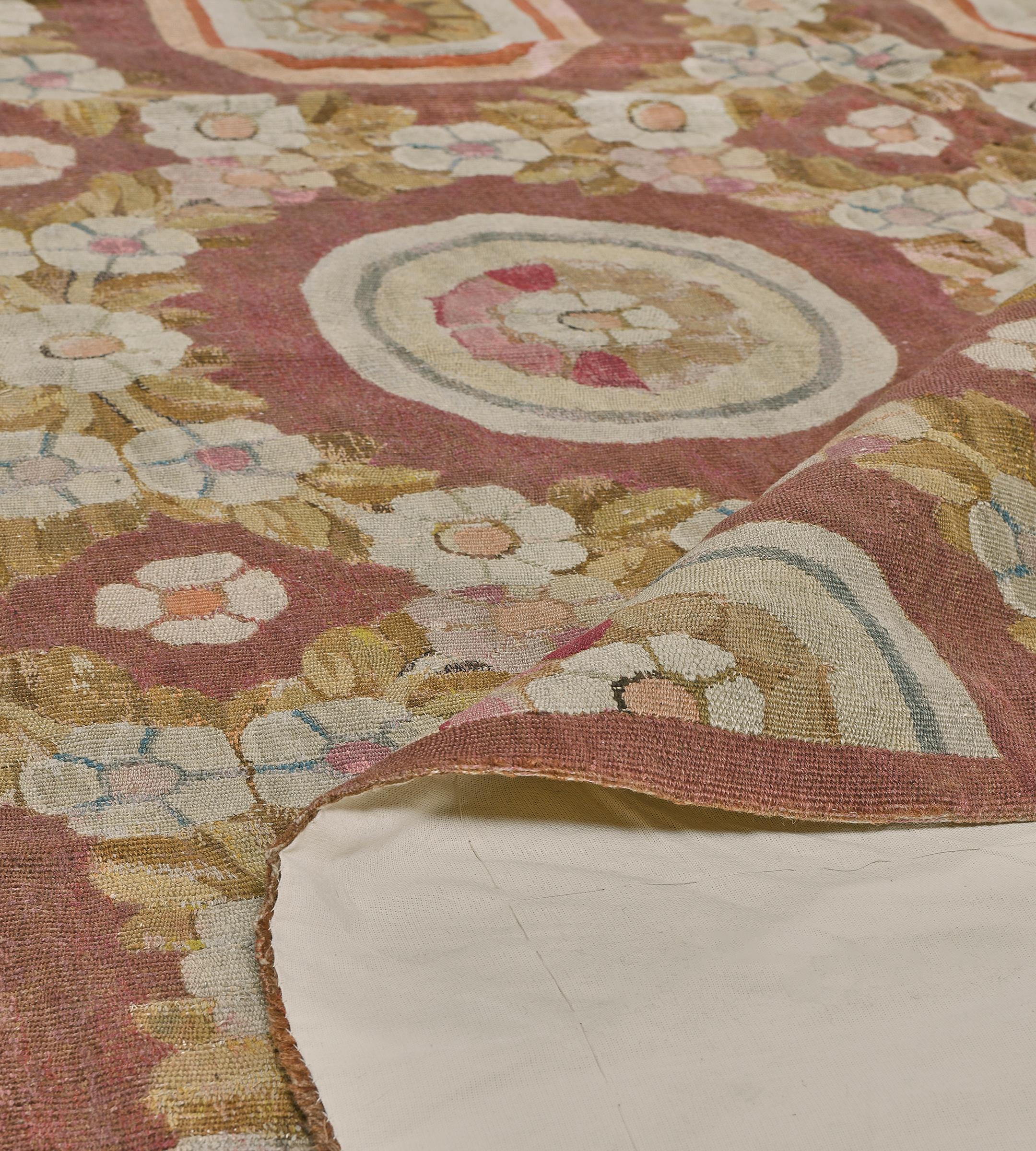 Tappeto Aubusson francese antico fatto a mano in lana color malva e floreale in vendita 3