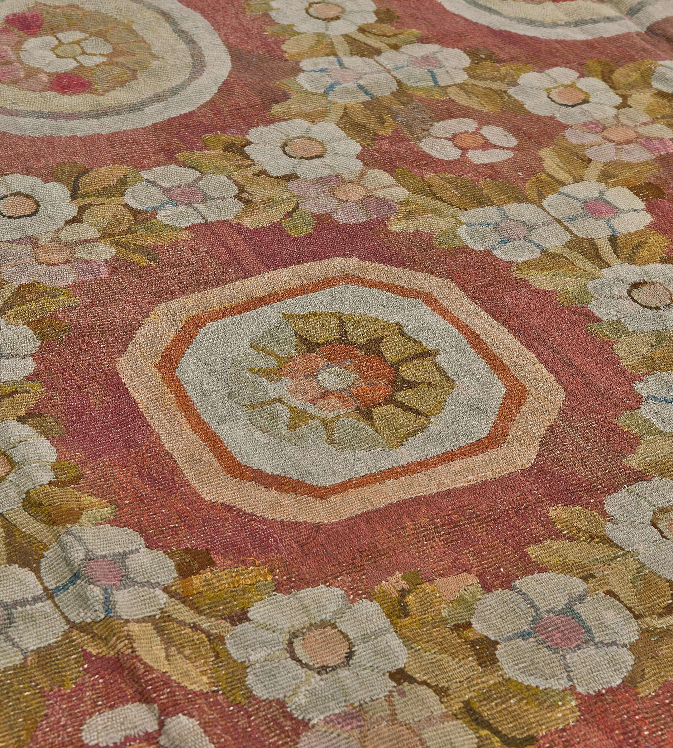 Francese Tappeto Aubusson francese antico fatto a mano in lana color malva e floreale in vendita