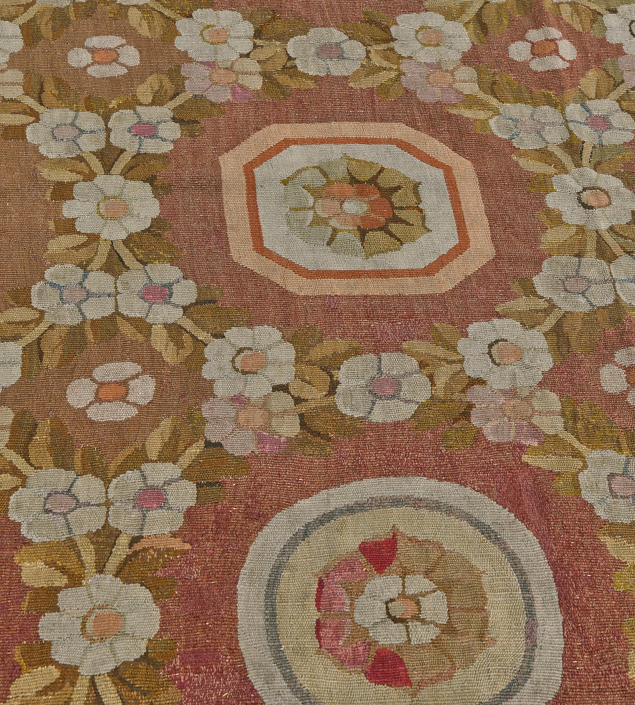 Annodato a mano Tappeto Aubusson francese antico fatto a mano in lana color malva e floreale in vendita