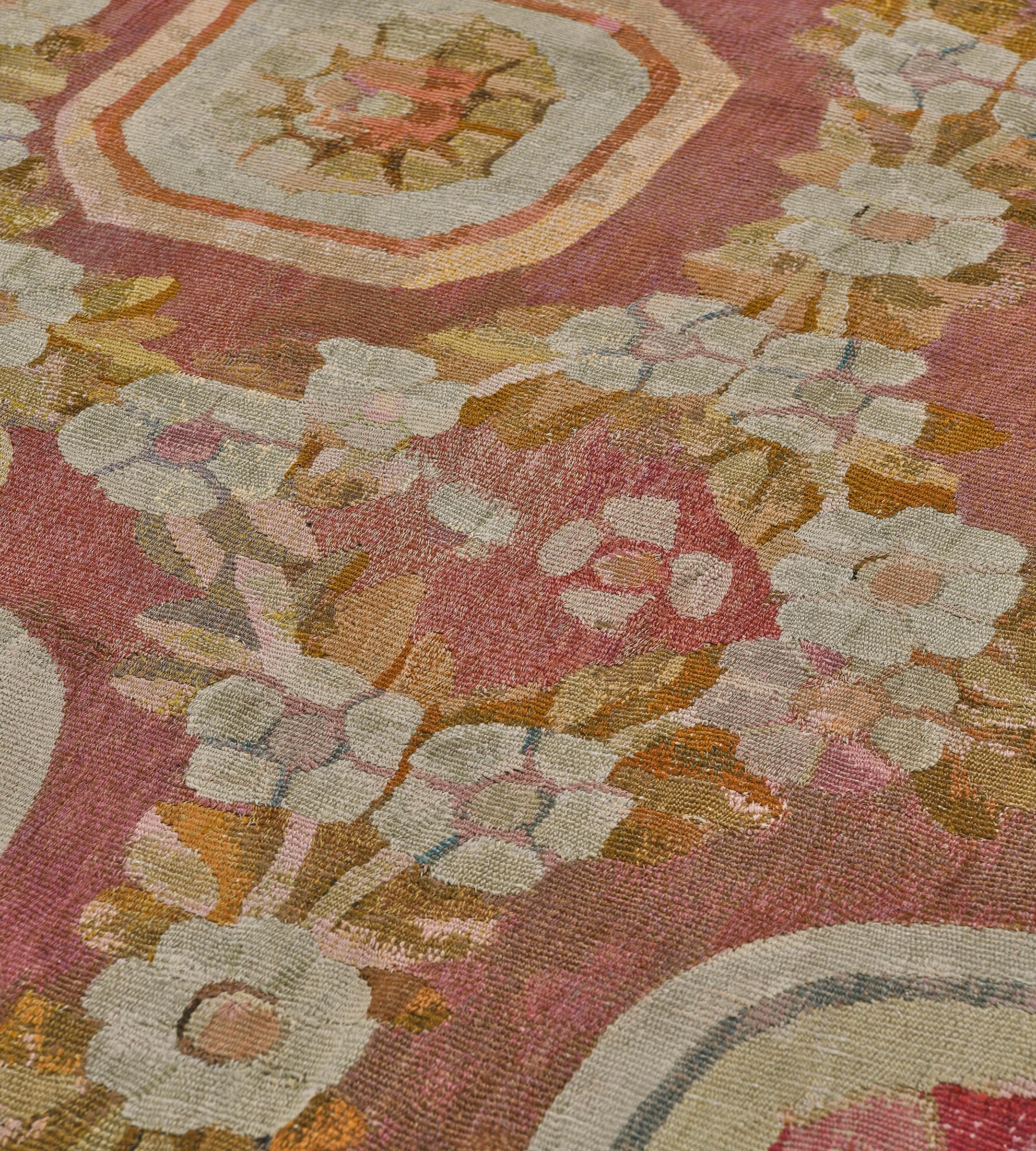 Tappeto Aubusson francese antico fatto a mano in lana color malva e floreale In condizioni buone in vendita a West Hollywood, CA