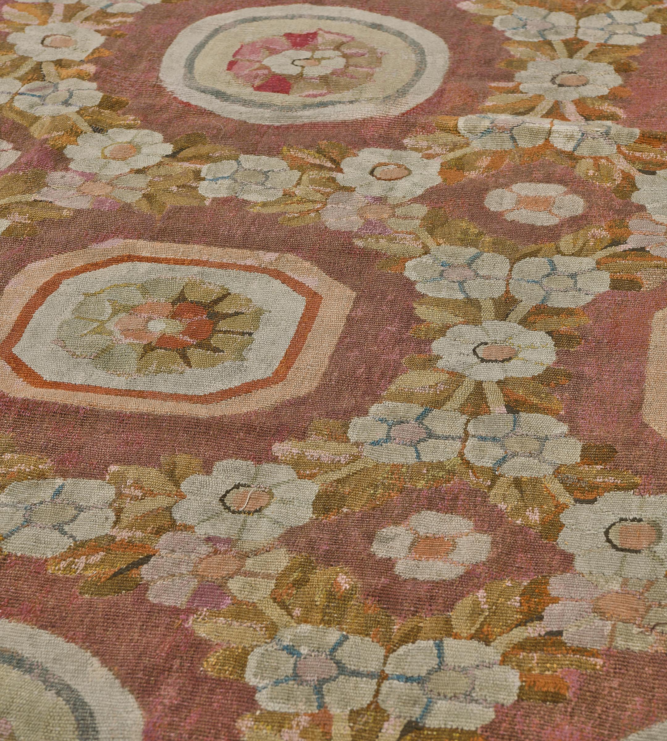 XIX secolo Tappeto Aubusson francese antico fatto a mano in lana color malva e floreale in vendita