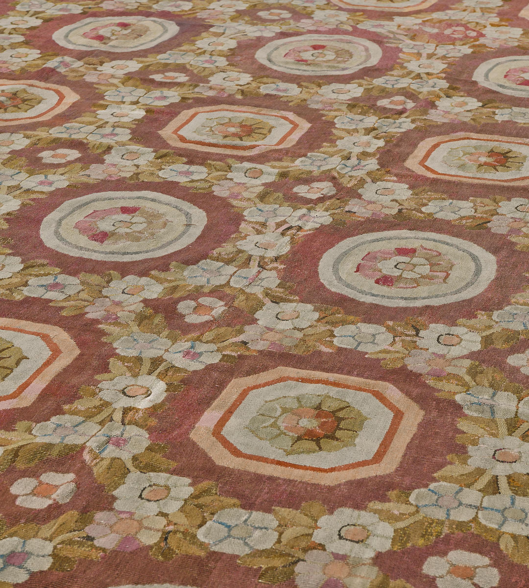 Lana Tappeto Aubusson francese antico fatto a mano in lana color malva e floreale in vendita