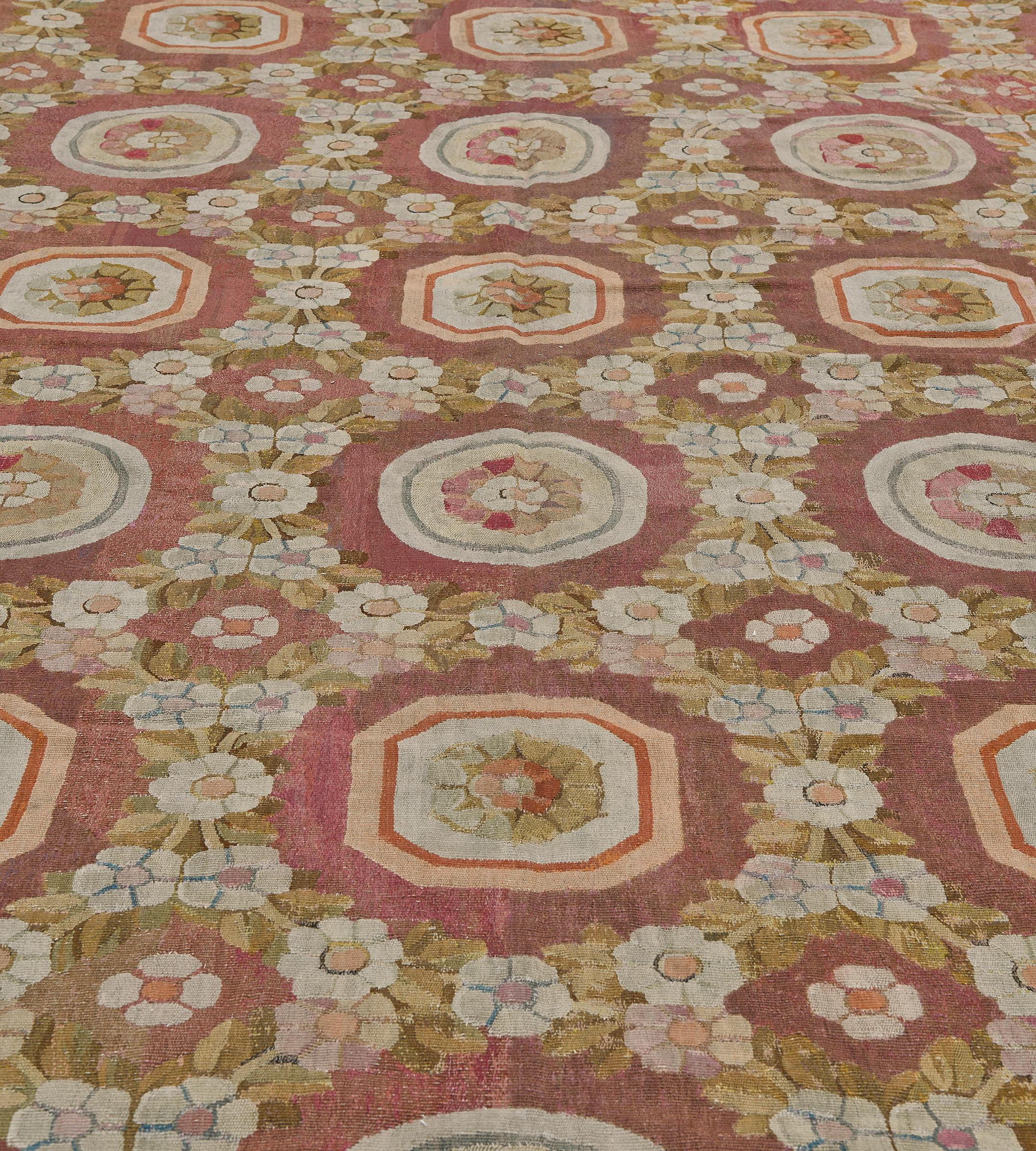 Tappeto Aubusson francese antico fatto a mano in lana color malva e floreale in vendita 1