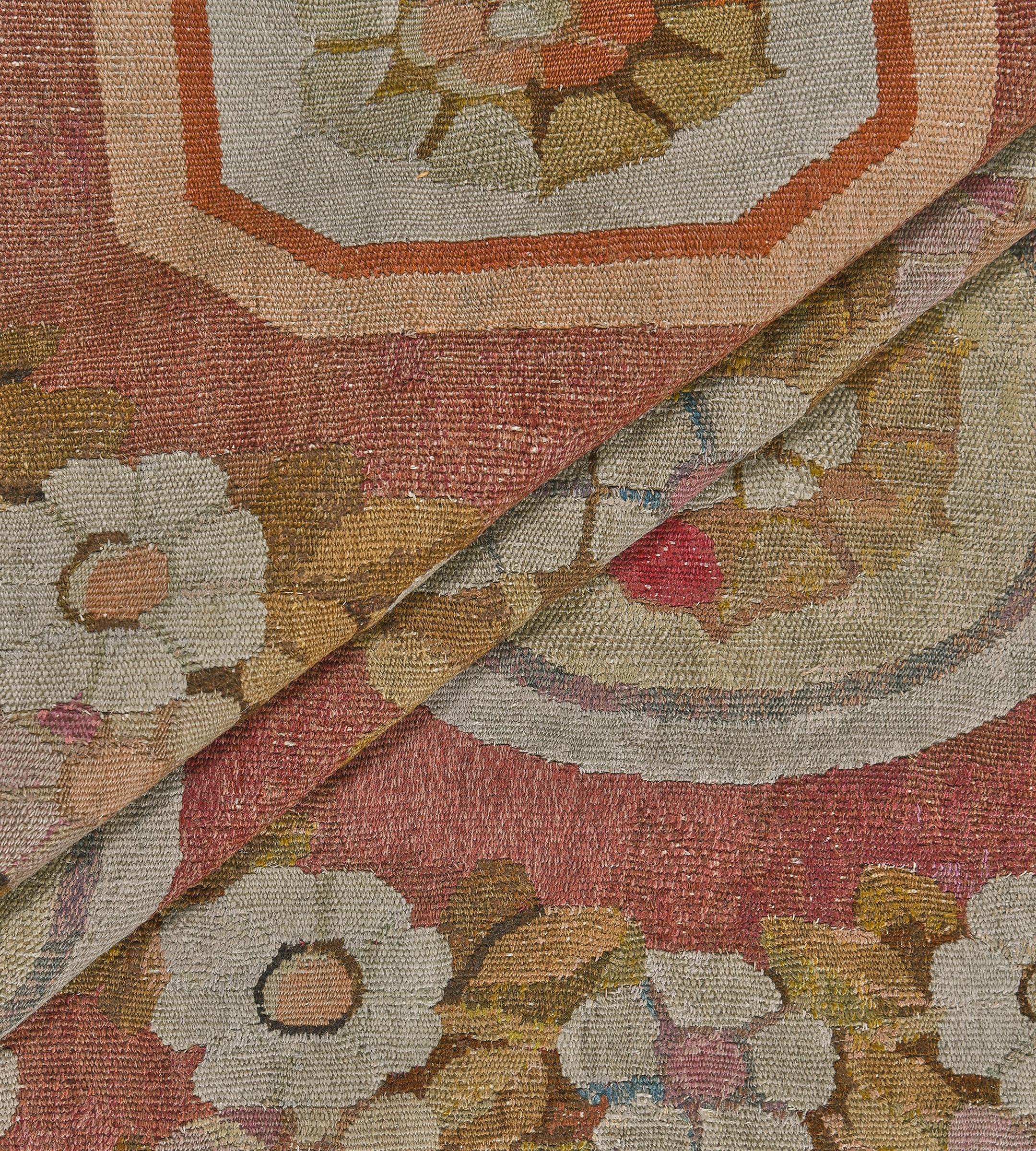 Tappeto Aubusson francese antico fatto a mano in lana color malva e floreale in vendita 2