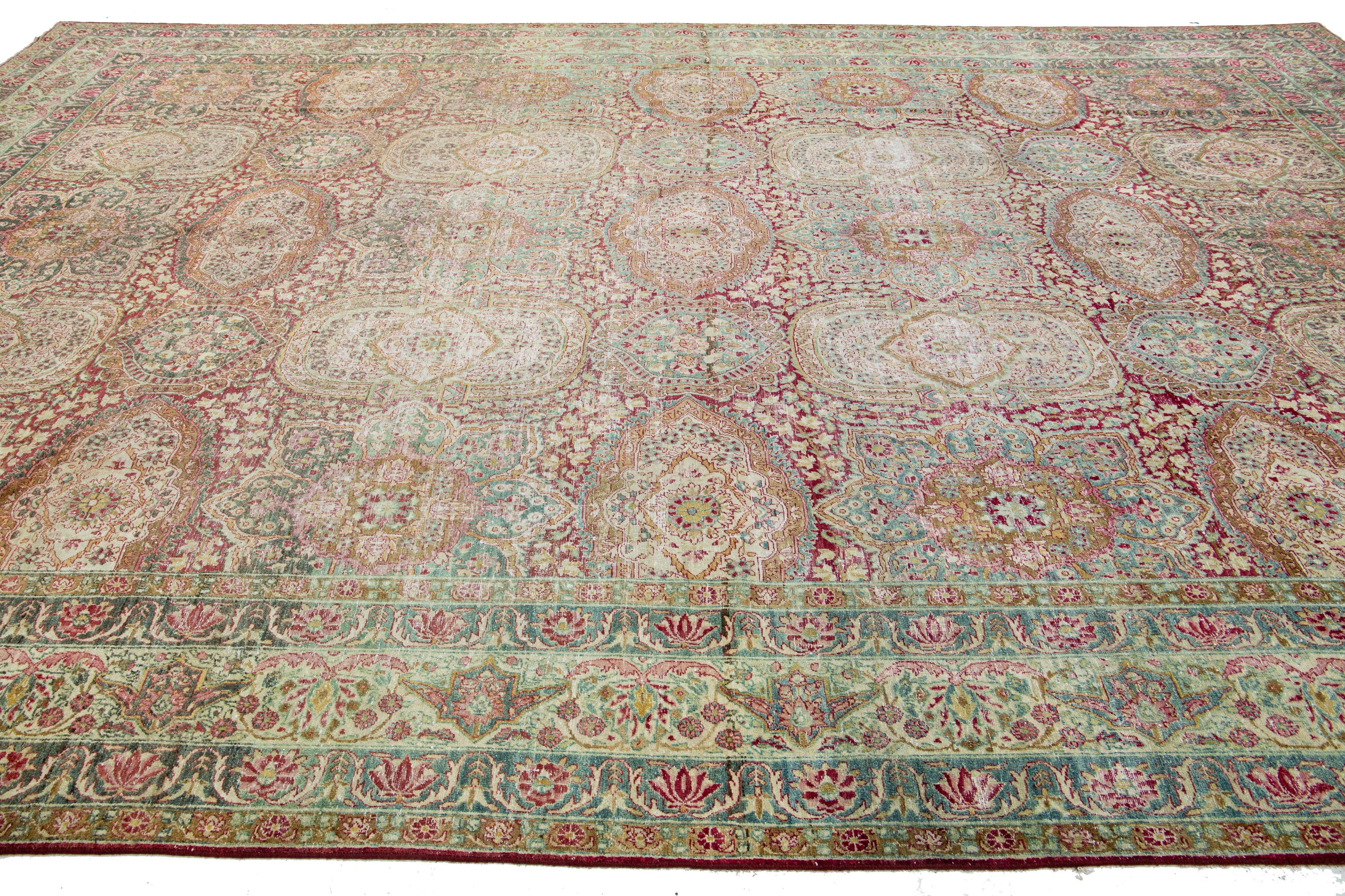 Antiker handgefertigter persischer Kerman-Wollteppich mit mehrfarbigem Blumenmotiv aus Wolle (Persisch) im Angebot