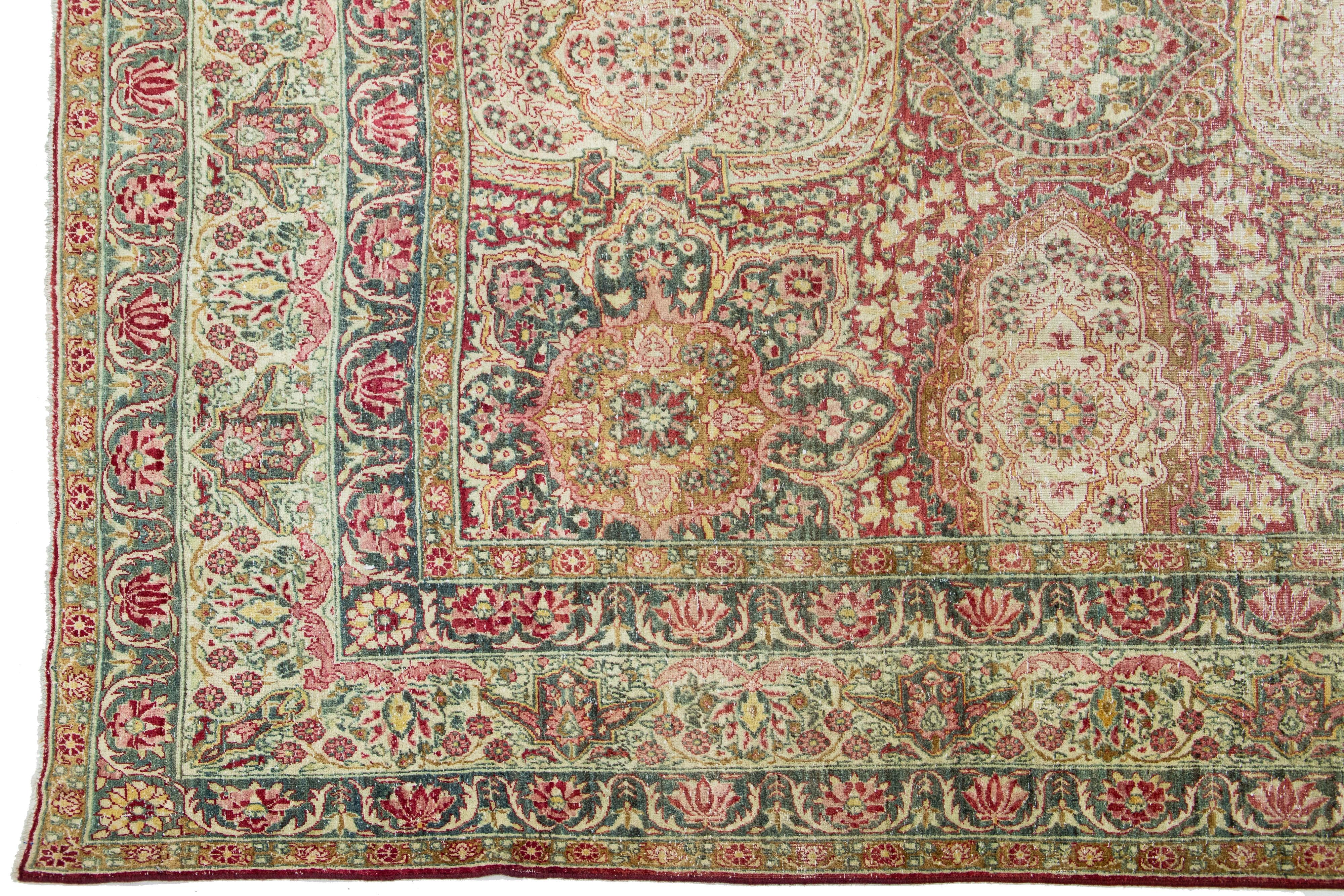 Antiker handgefertigter persischer Kerman-Wollteppich mit mehrfarbigem Blumenmotiv aus Wolle (Handgeknüpft) im Angebot