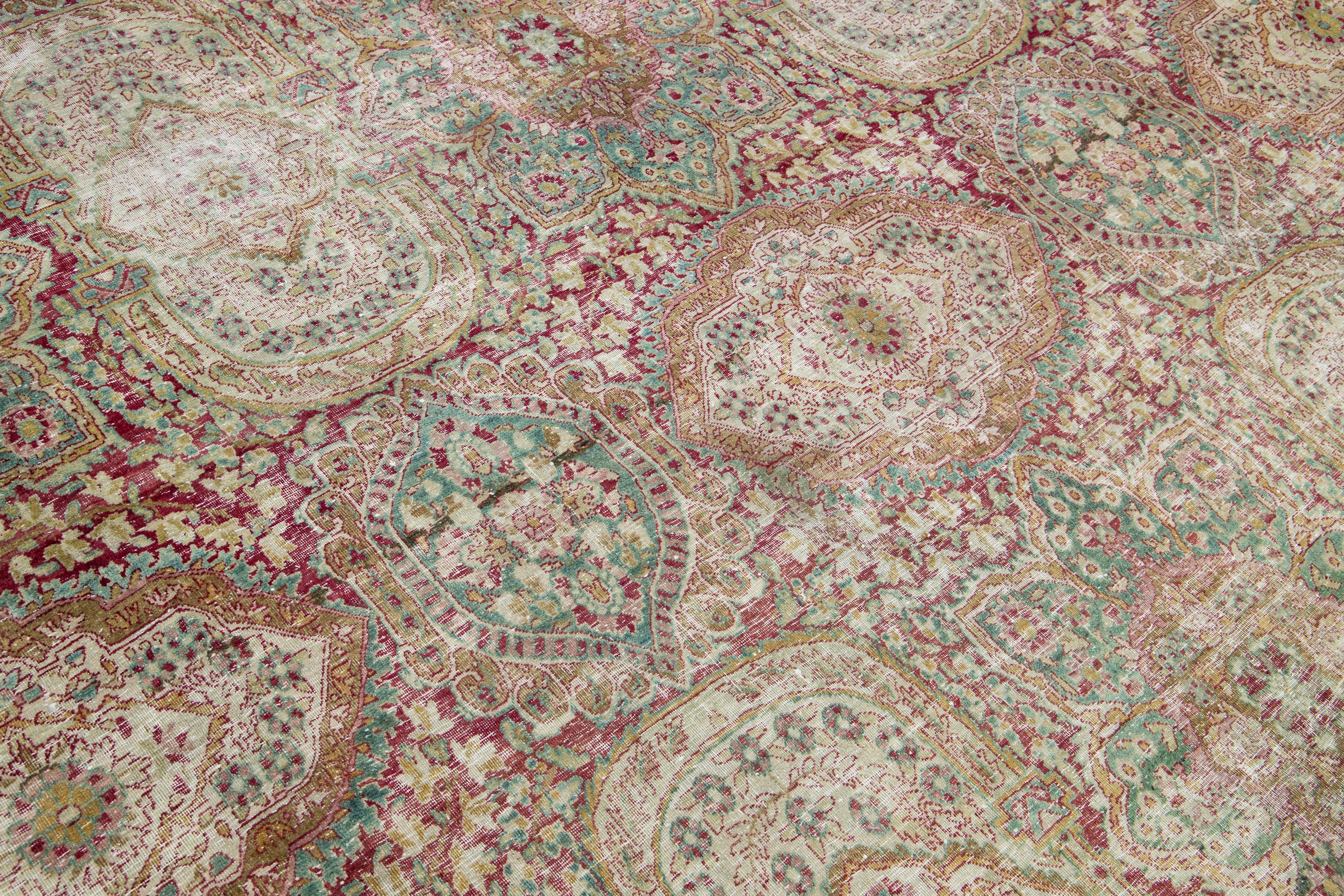 20ième siècle Tapis persan Kerman ancien fait à la main avec motif floral multicolore en vente