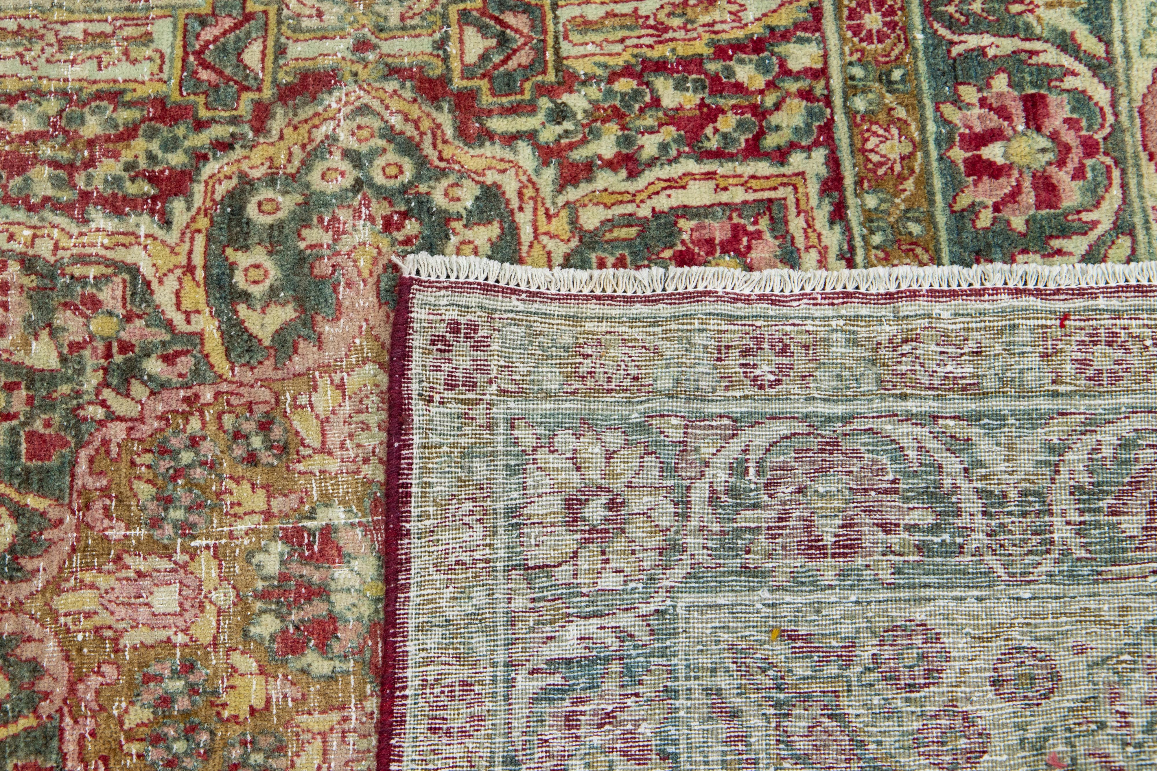 Antiker handgefertigter persischer Kerman-Wollteppich mit mehrfarbigem Blumenmotiv aus Wolle im Angebot 1