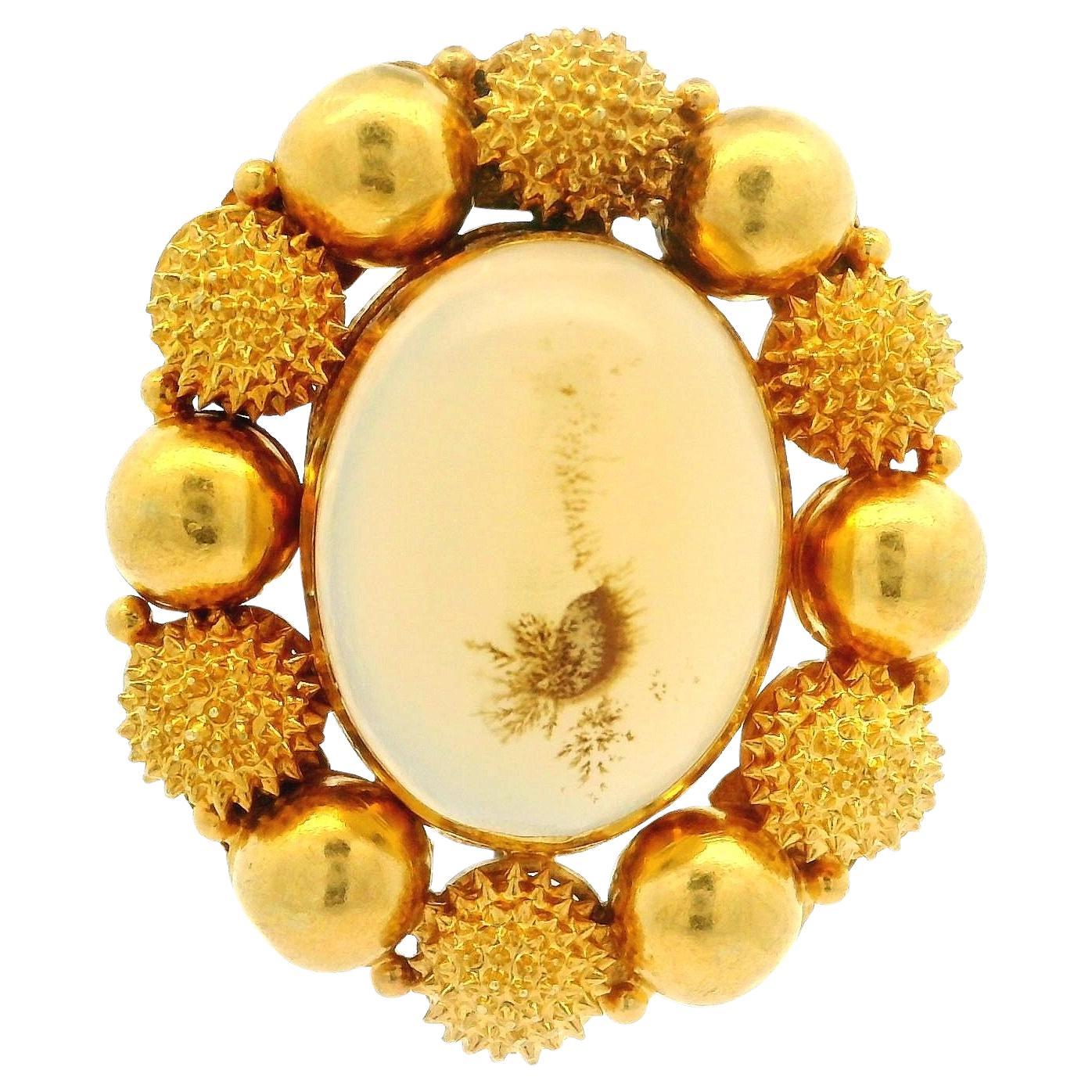 Broche Corona de Oro Amarillo Antiguo Hecho a Mano de Ágata Musgosa con Acabado Texturado y Pulido
