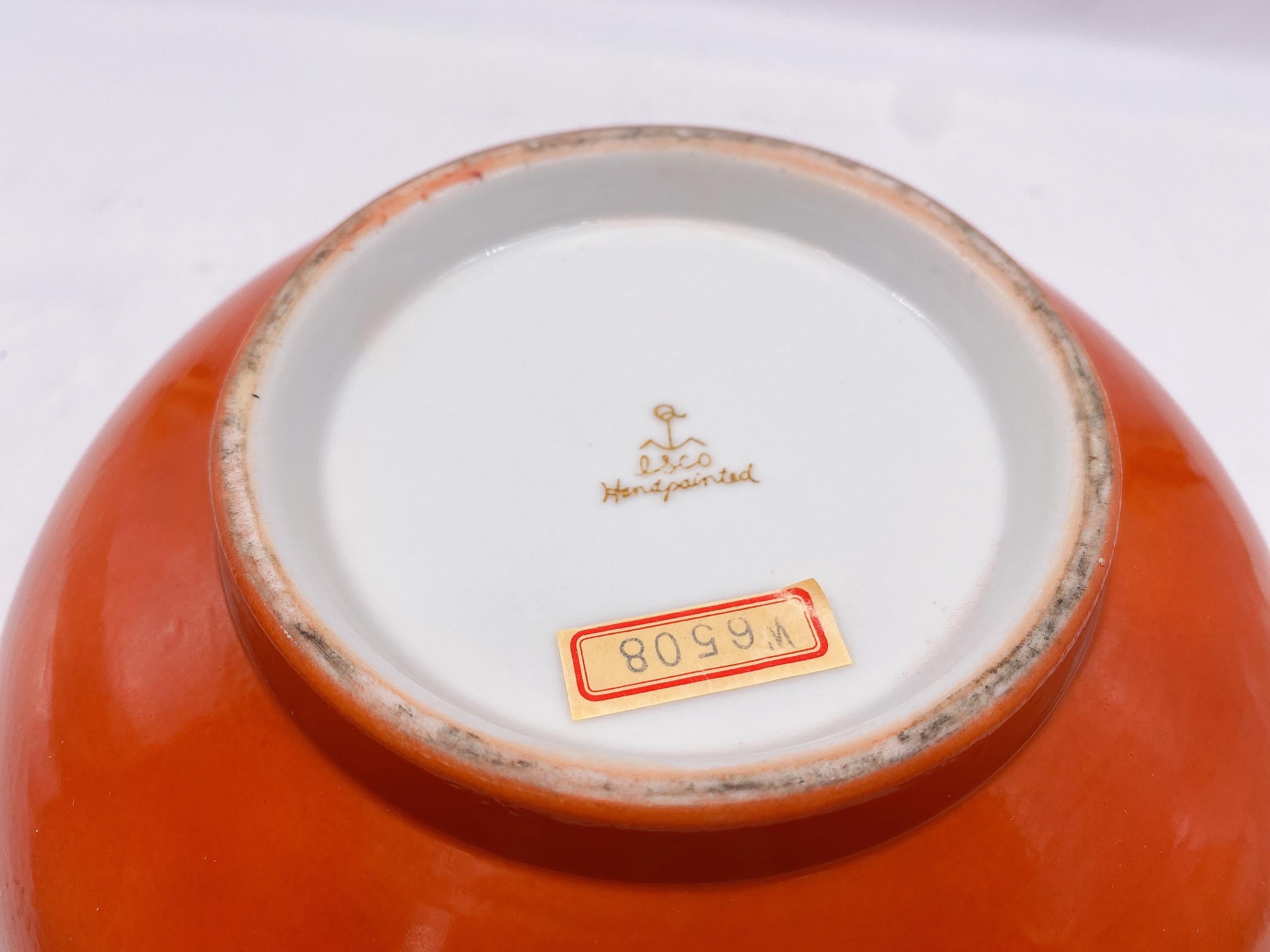 un grand bol en porcelaine chinoise rouge peint à la main, il y a un motif dans le fond du bol, marque peinte à la main. mesures : 10