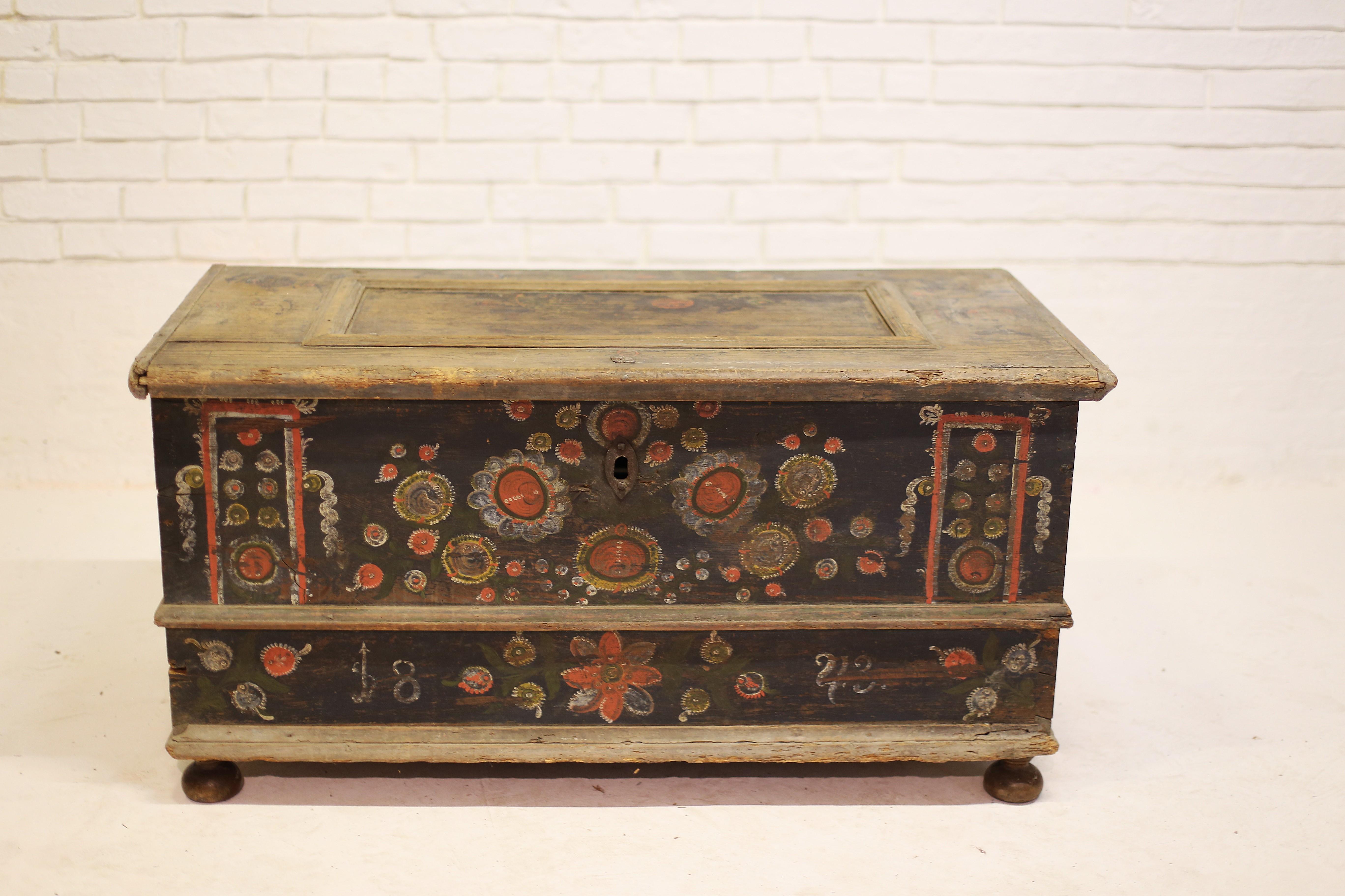 Antike handbemalte Hochzeitstruhe, Ungarn, 1843. 

Diese exquisite Truhe weist prächtige handgemalte Blumenmotive auf und trägt auf der Vorderseite das Datum ihrer Herstellung (1843), wie abgebildet.  

Ausgezeichneter antiker Zustand. 