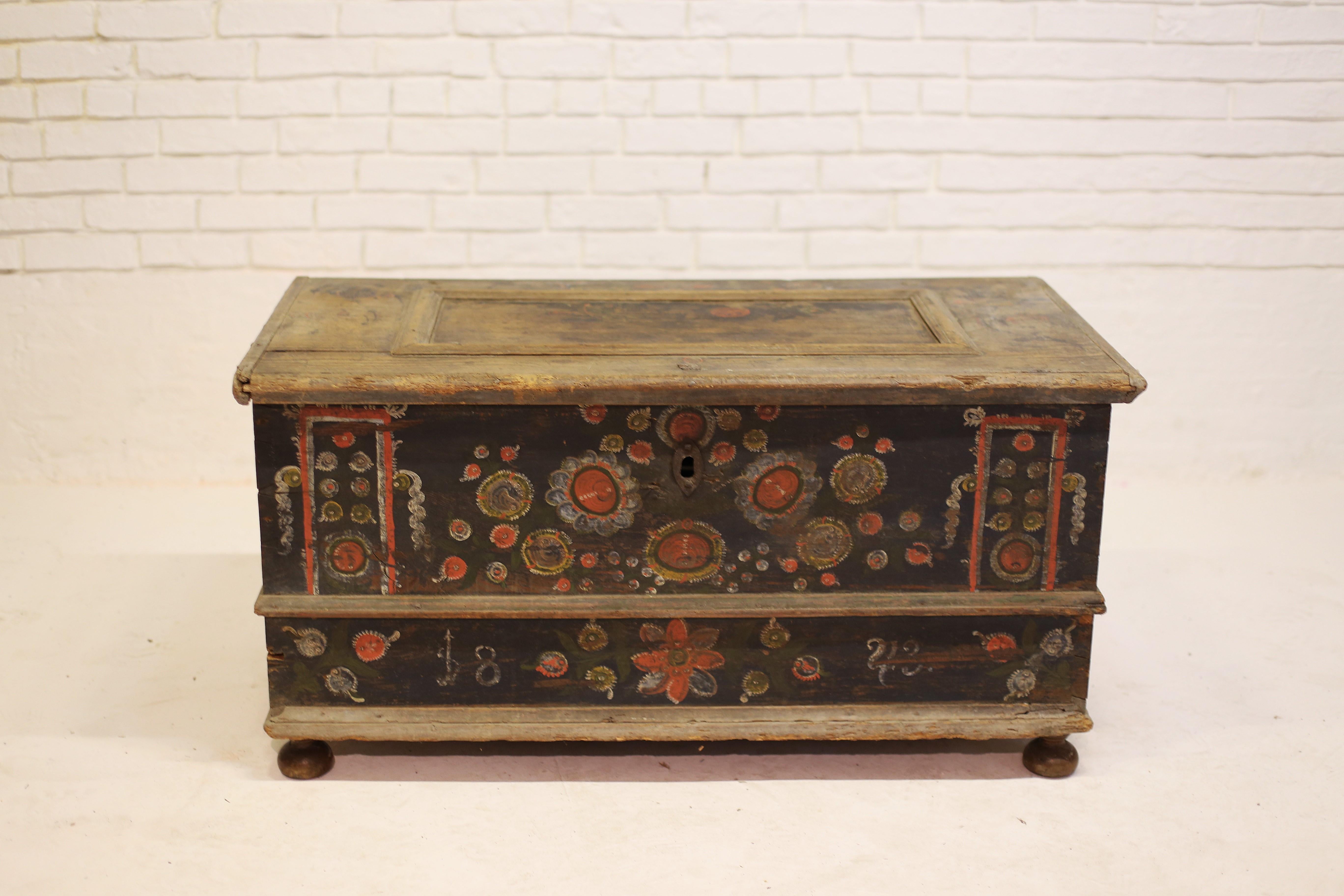 Antike handbemalte Hochzeitstruhe, Ungarn, 1843 (Volkskunst) im Angebot