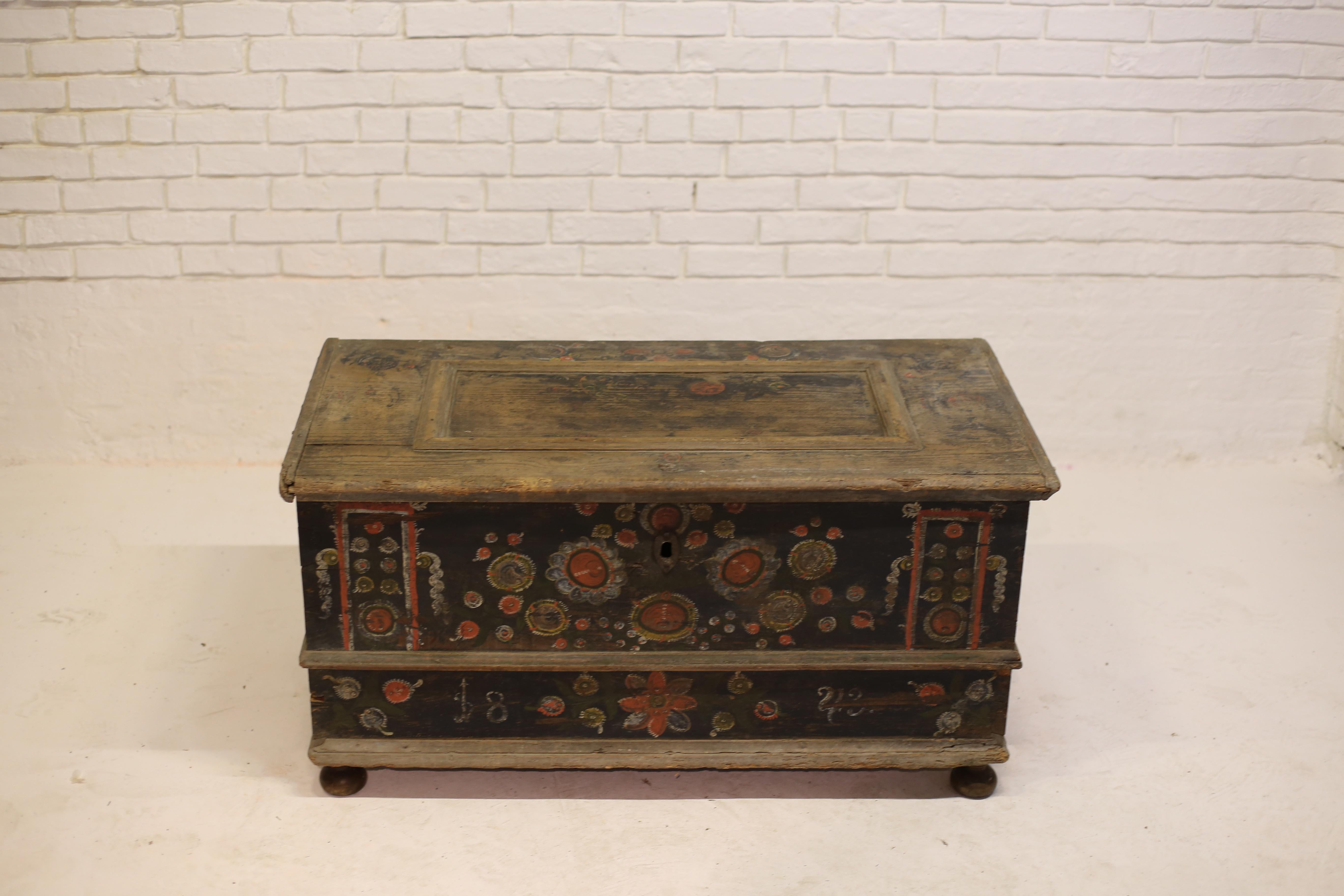 Antike handbemalte Hochzeitstruhe, Ungarn, 1843 (Ungarisch) im Angebot