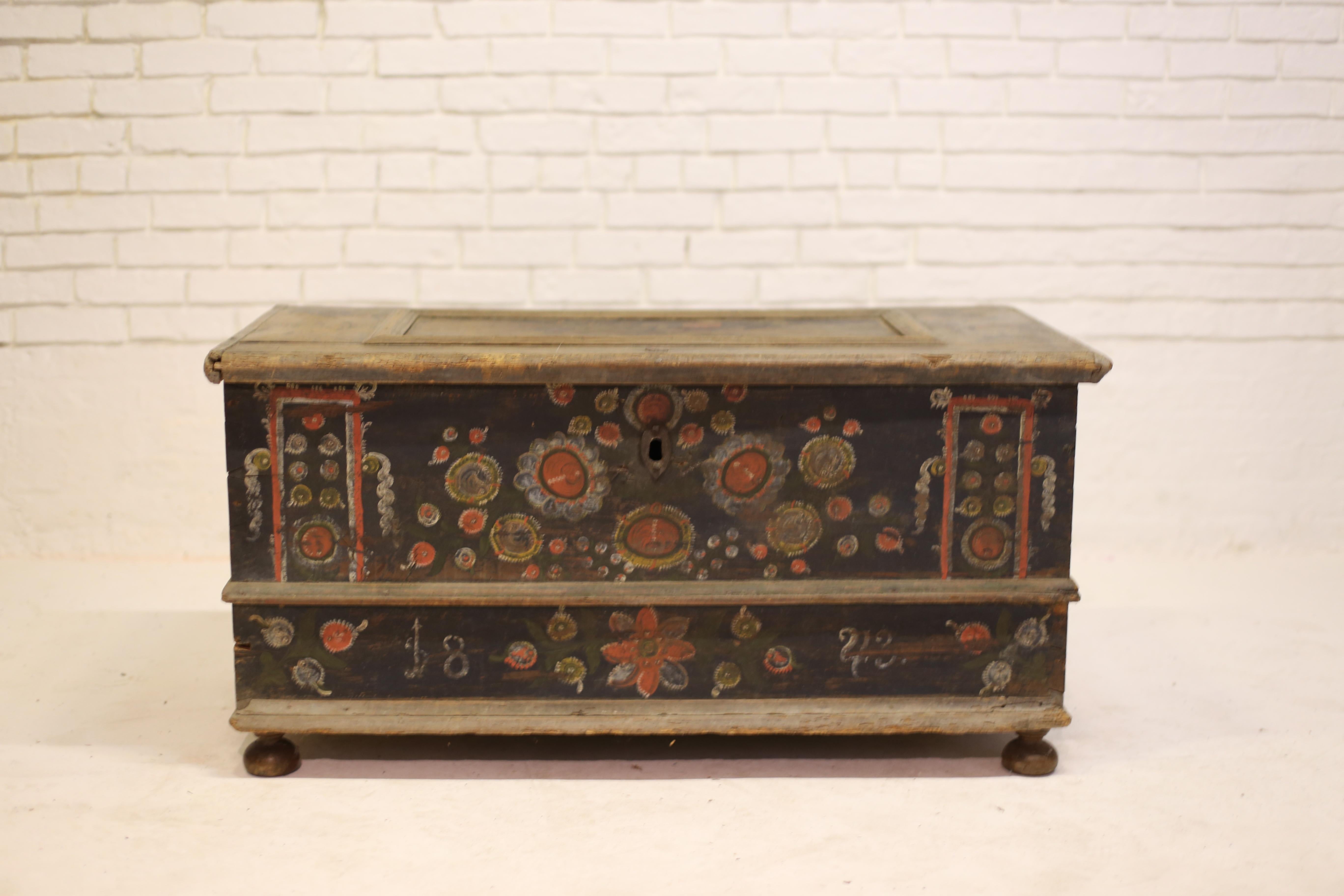 Antike handbemalte Hochzeitstruhe, Ungarn, 1843 im Zustand „Gut“ im Angebot in New York, NY