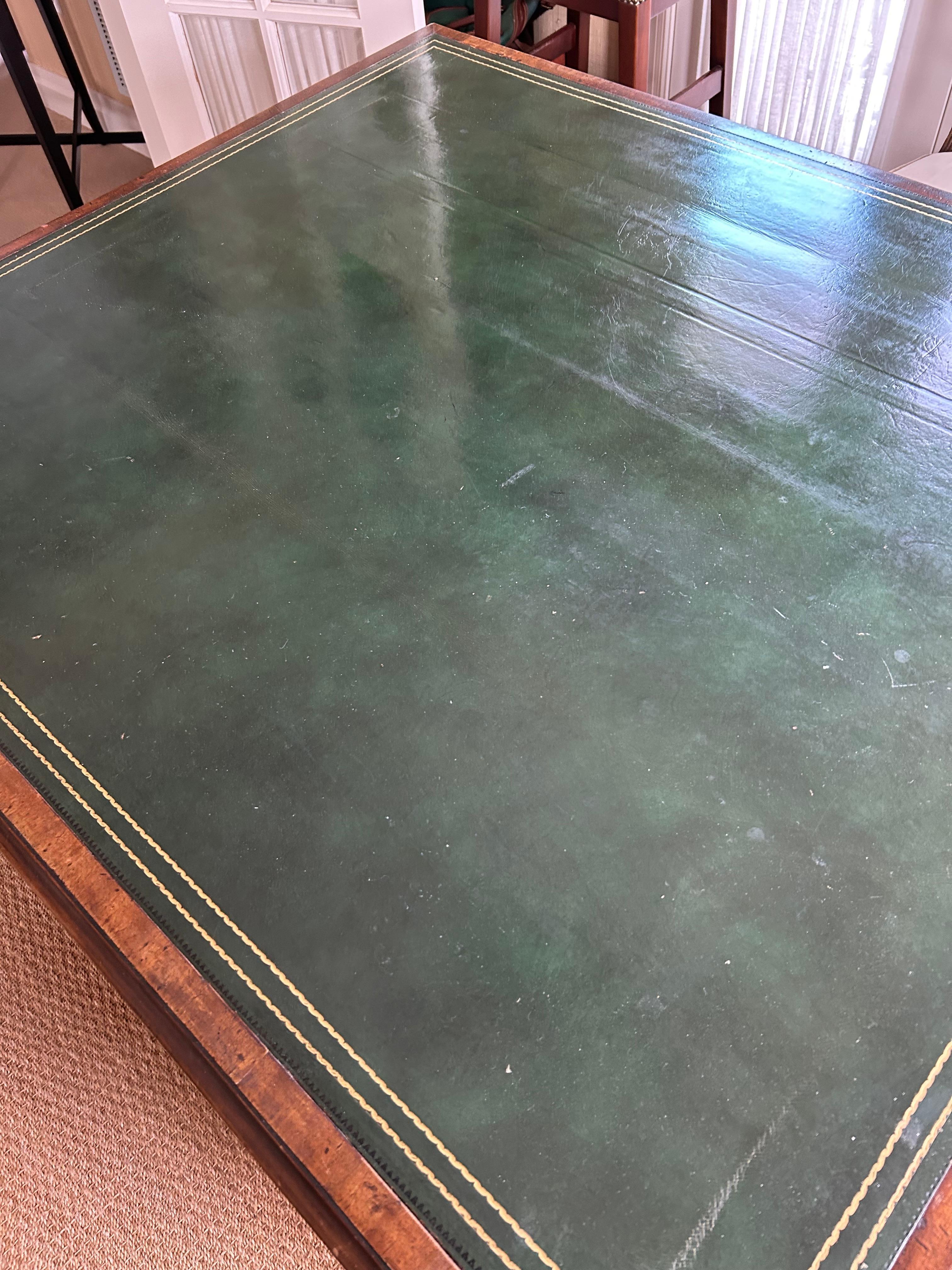 Escritorio antiguo de caoba y cuero verde para socios 3