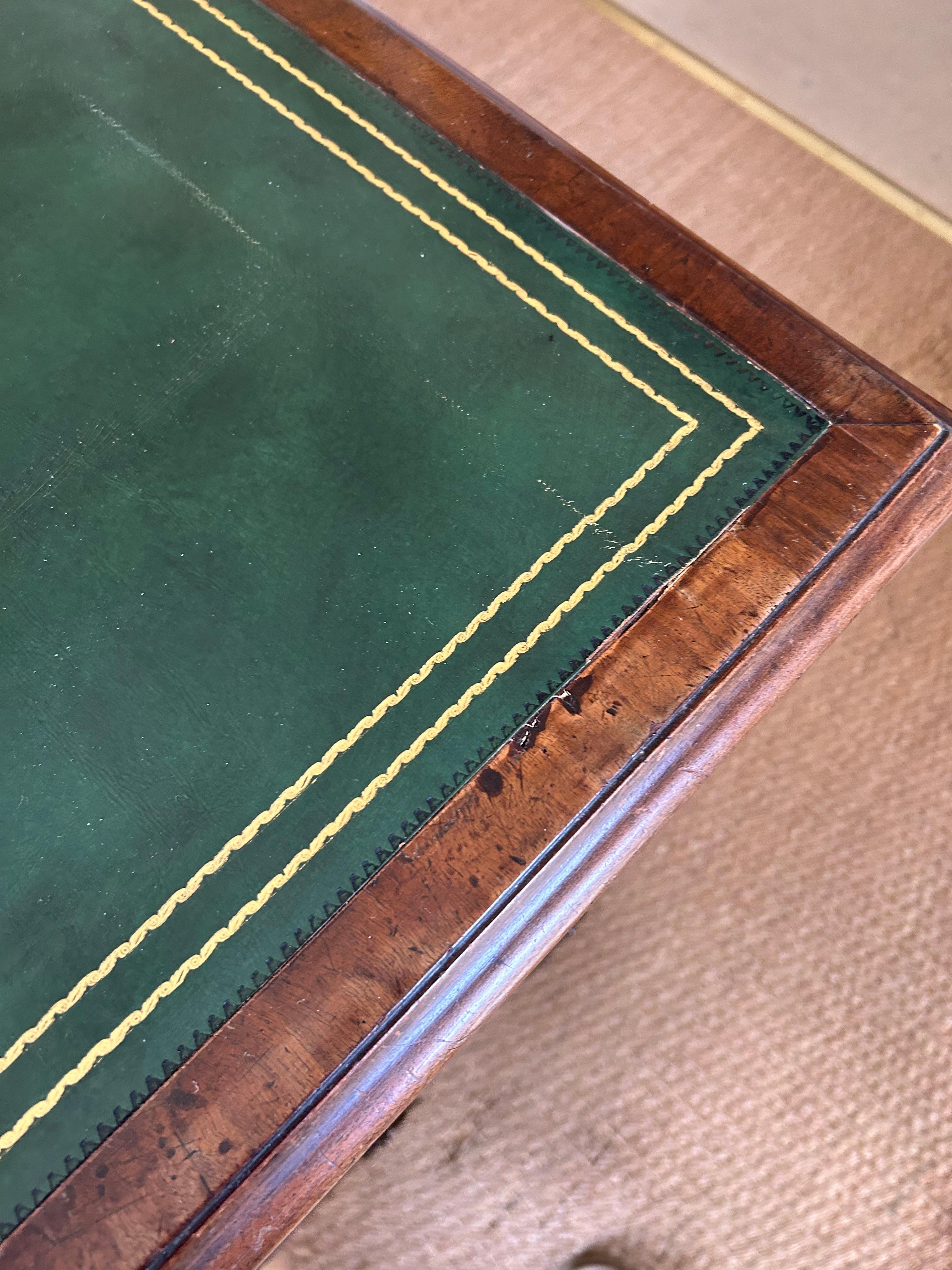 Escritorio antiguo de caoba y cuero verde para socios 8