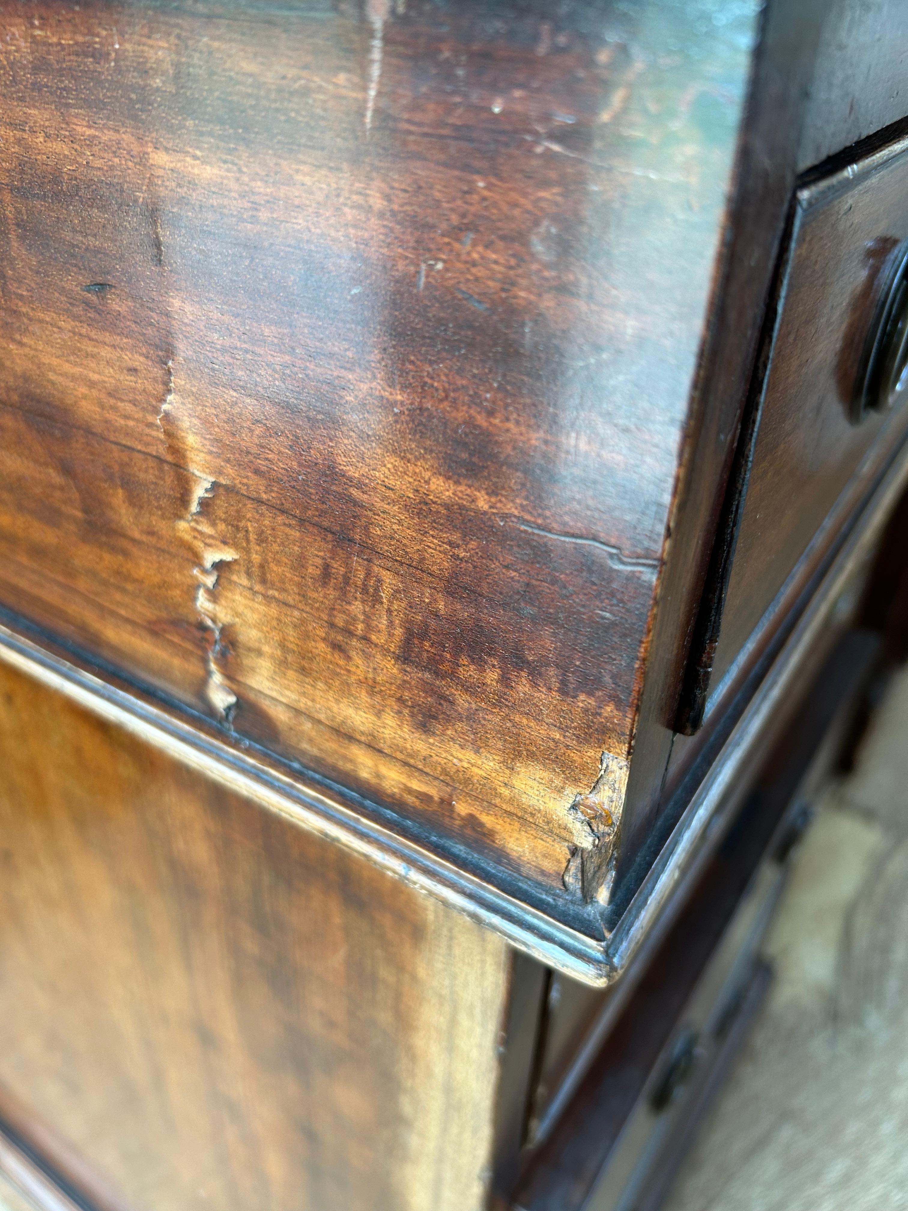 Escritorio antiguo de caoba y cuero verde para socios 9