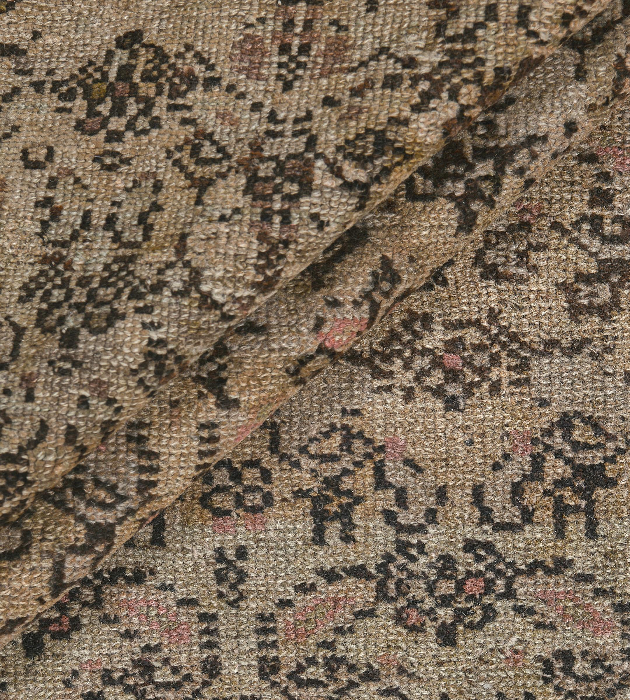 Antiker handgewebter Teppich aus brauner und rosafarbener Wolle mit Blumenmuster aus Karabagh im Angebot 4