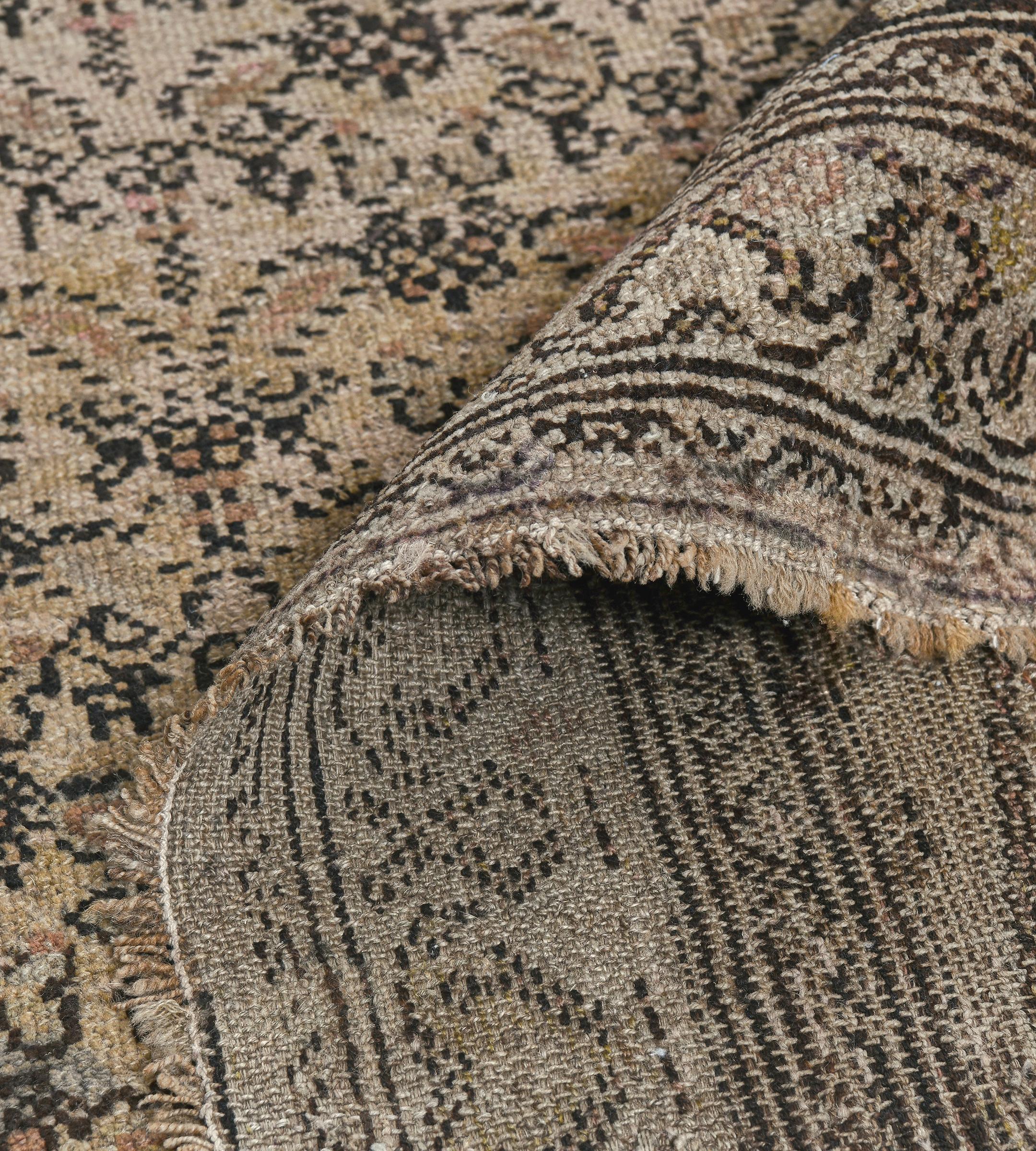 Antiker handgewebter Teppich aus brauner und rosafarbener Wolle mit Blumenmuster aus Karabagh im Angebot 5