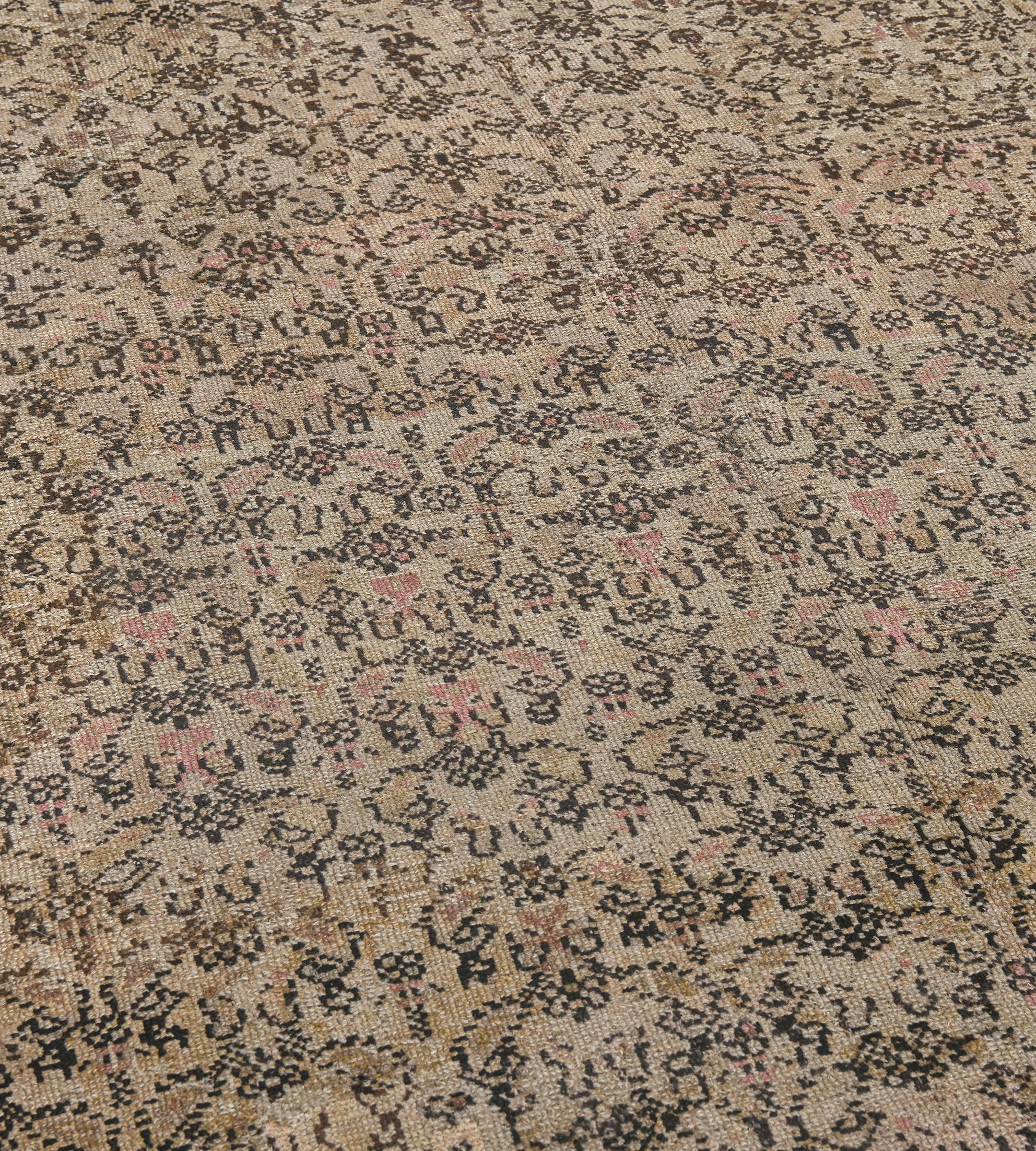 Dieser antike Karabagh-Teppich hat ein sandgelbes Feld mit zartem, schokoladenbraunem und schattiertem, rosafarbenem Boteh, das durch eckige Blumenranken verbunden ist, ein geschwungenes, sandgelbes Band an einem Ende mit zarten Blumenmotiven, ein