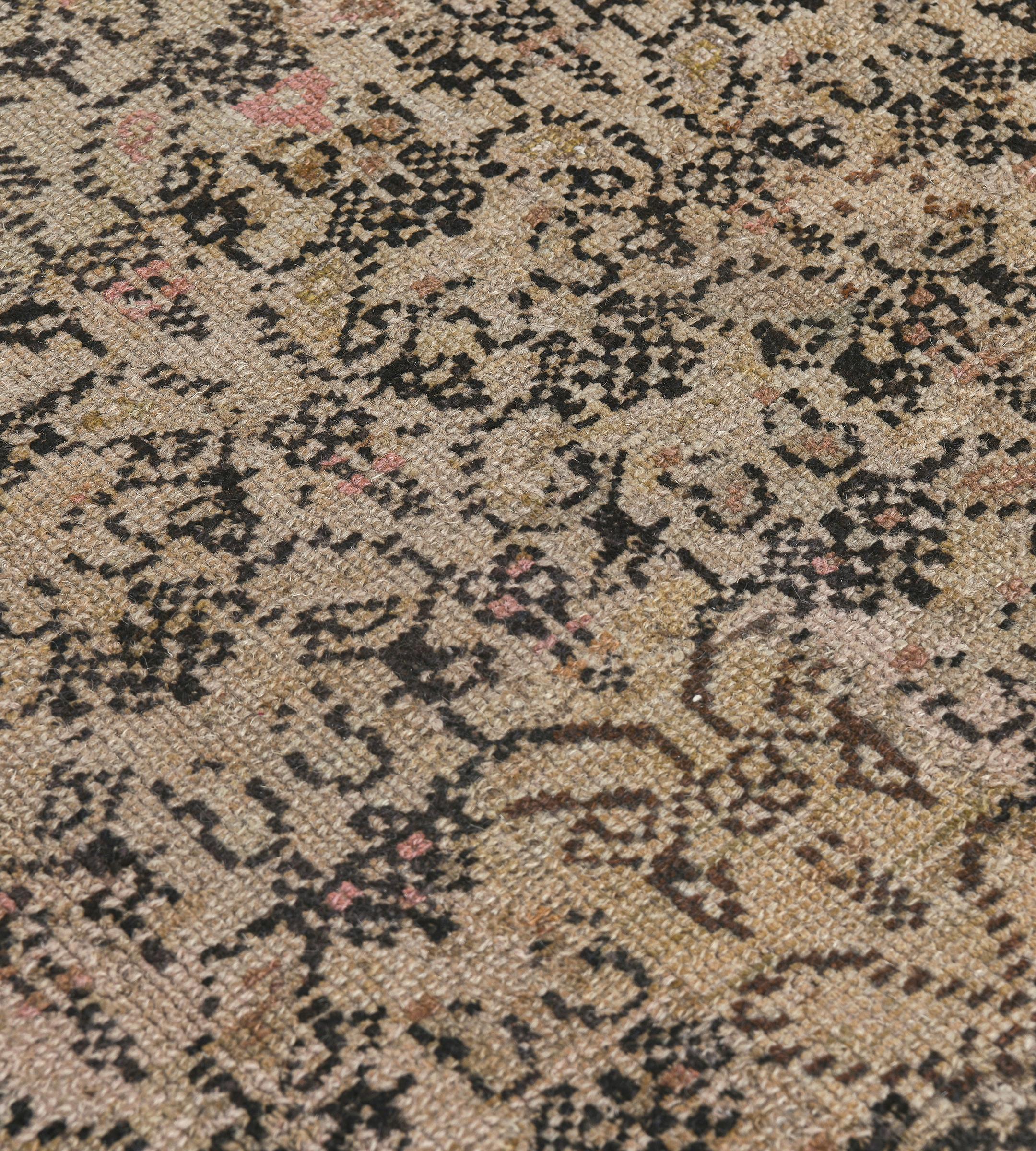 Antiker handgewebter Teppich aus brauner und rosafarbener Wolle mit Blumenmuster aus Karabagh (Persisch) im Angebot