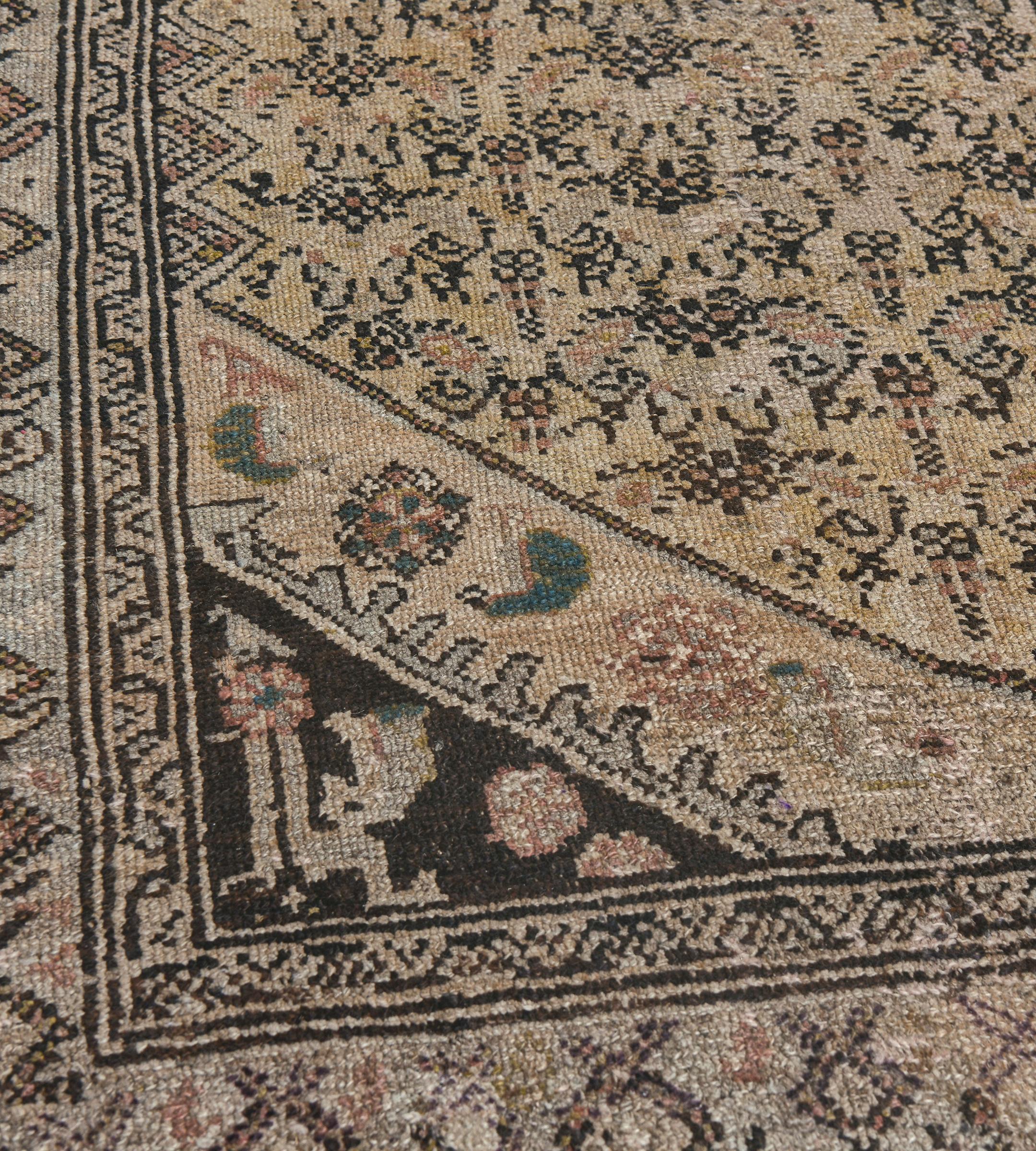 Antiker handgewebter Teppich aus brauner und rosafarbener Wolle mit Blumenmuster aus Karabagh (Handgeknüpft) im Angebot