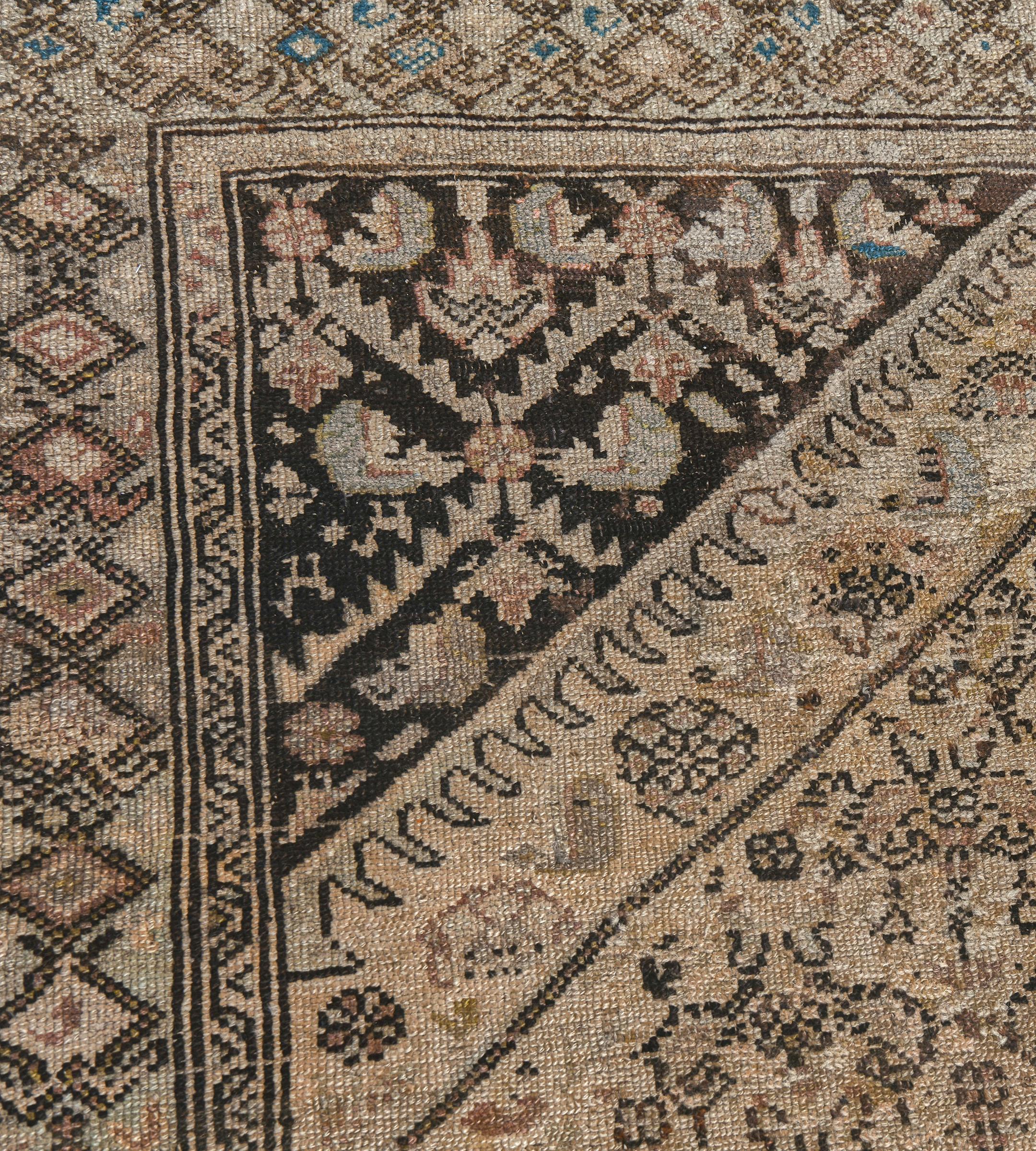 Antiker handgewebter Teppich aus brauner und rosafarbener Wolle mit Blumenmuster aus Karabagh im Zustand „Gut“ im Angebot in West Hollywood, CA