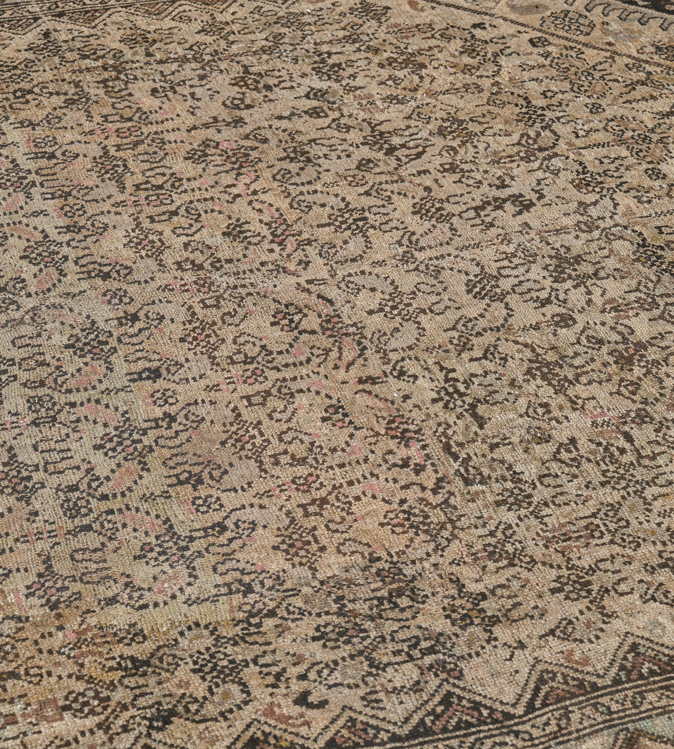 Antiker handgewebter Teppich aus brauner und rosafarbener Wolle mit Blumenmuster aus Karabagh (19. Jahrhundert) im Angebot